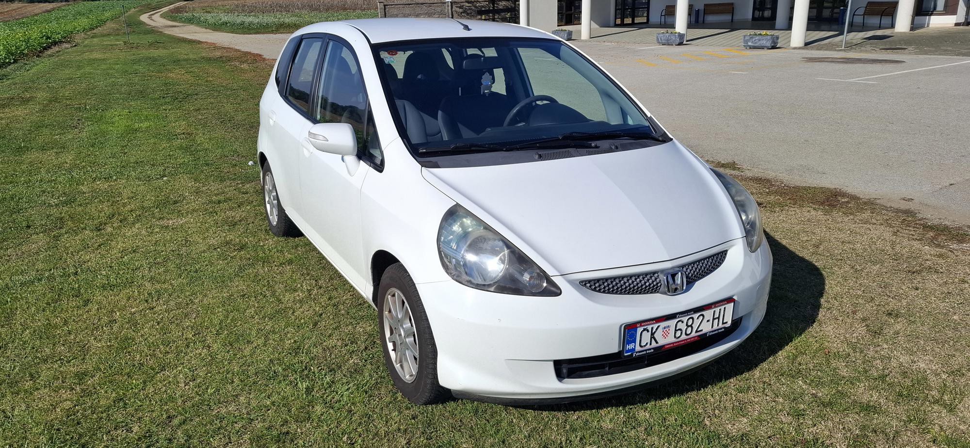 Honda Jazz 2008. god – kompletna servisna povijest, nove gume, reg.05/27 HITNO, fotografija 2
