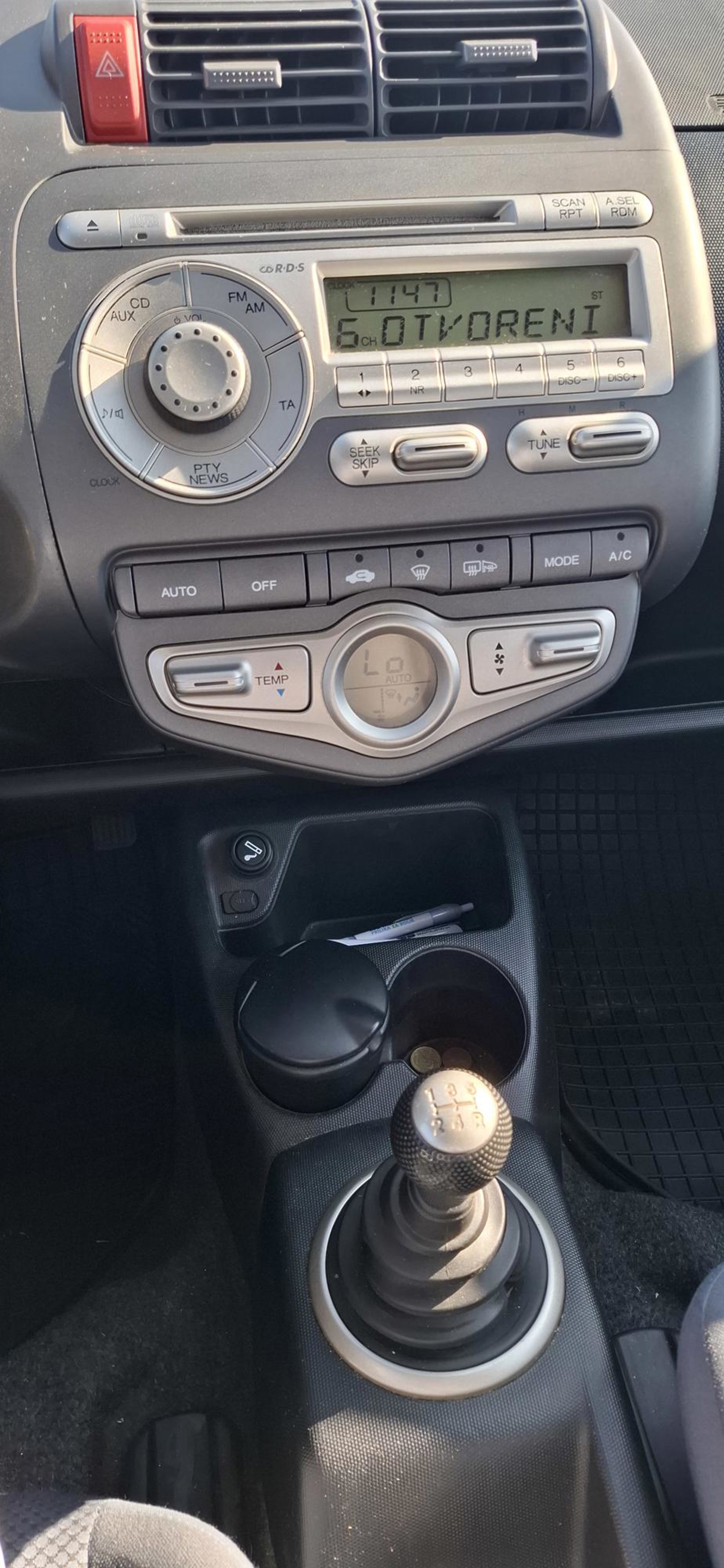 Honda Jazz 2008. god – kompletna servisna povijest, nove gume, reg.05/27 HITNO, fotografija 13