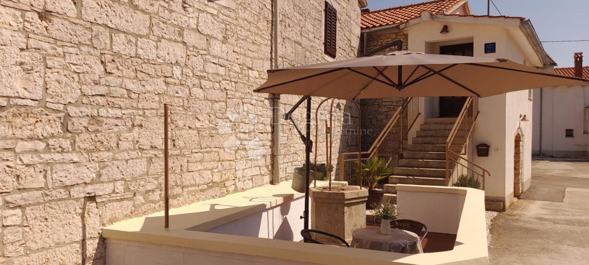 Kuća s renoviranim stanom i građevinskim zemljištem, 5 minut — slika 1