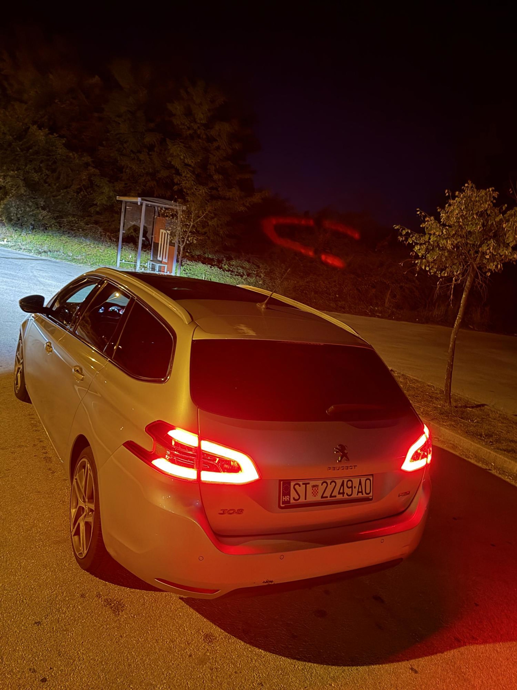 Peugeot 308 2016. god karavan, automatik, LED farovi, kožna sjedala, tempomat ZAMJENE, fotografija 2
