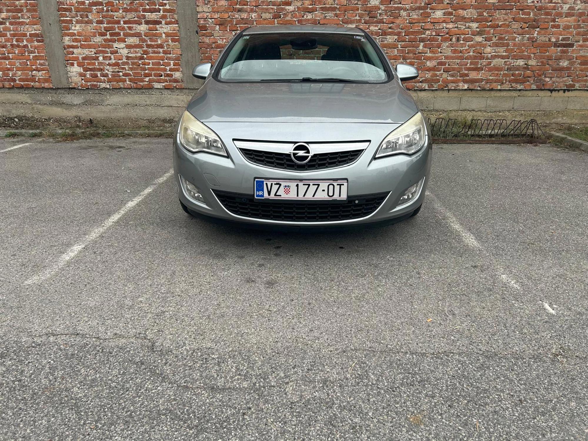 Opel Astra J 1.7 CDTI, reg. do 7/2027, fotografija 2