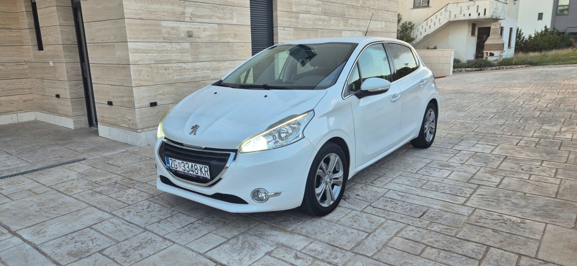 Peugeot 208 Allure ✔️ senzori ✔️ reg. do 04/2027 ✔️, fotografija 2