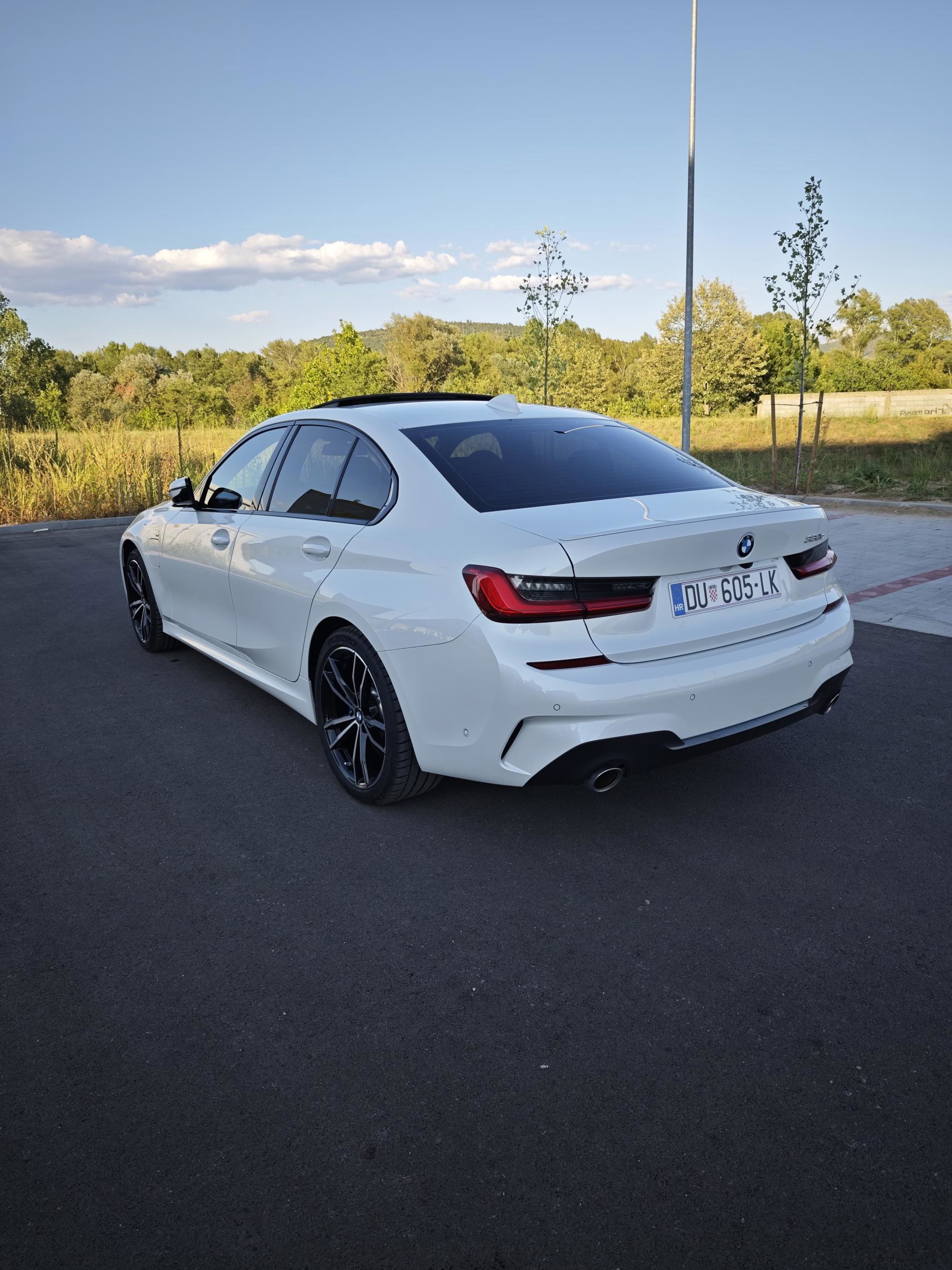 BMW G20 330e, M-paket FULL, 360° kamera,laser., fotografija 4