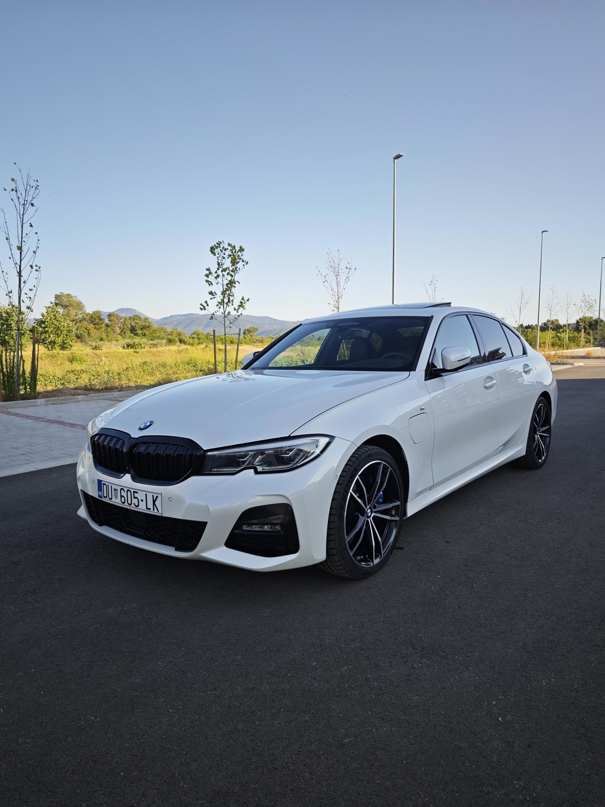 BMW G20 330e, M-paket FULL, 360° kamera,laser., fotografija 2