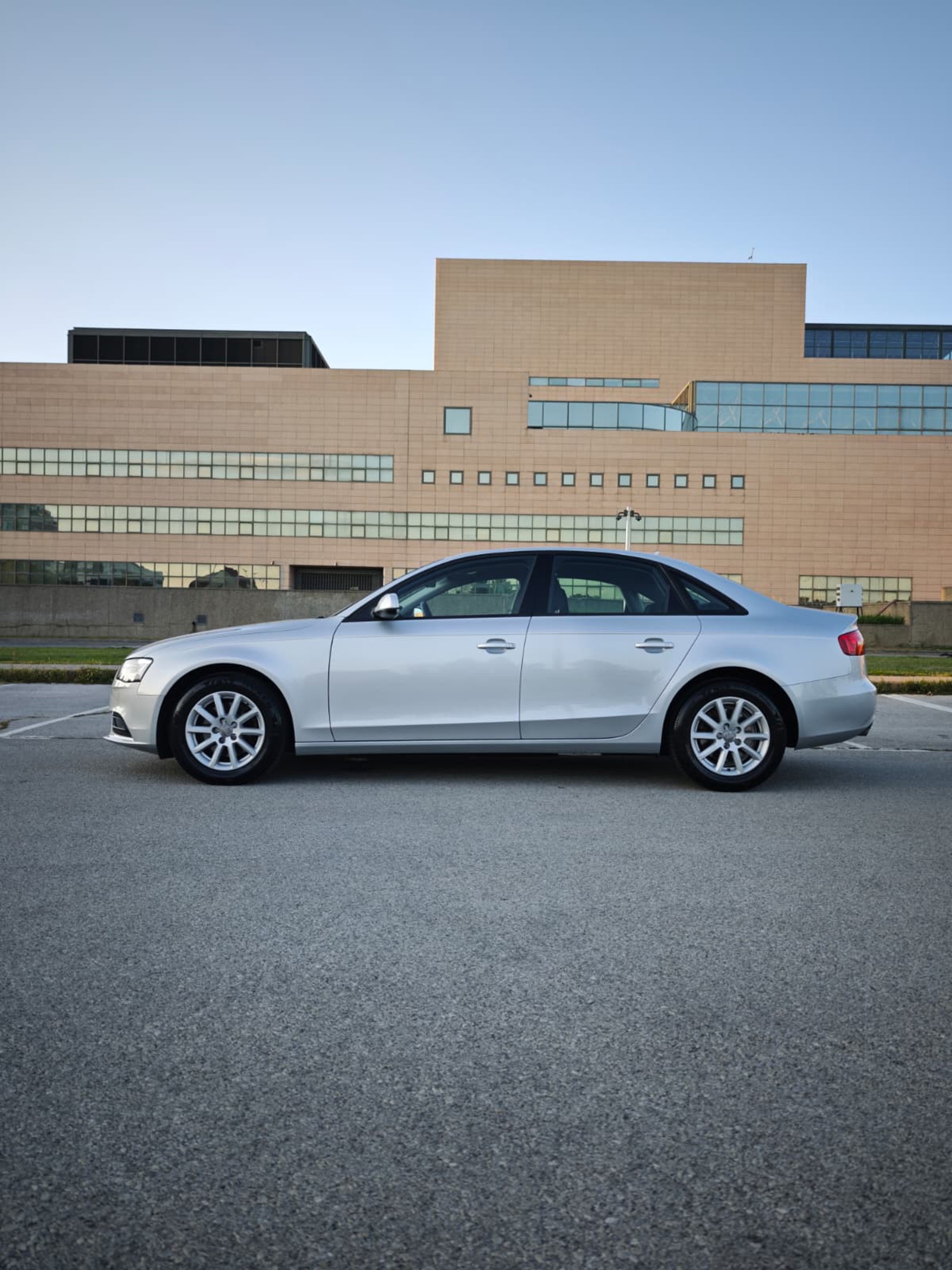 Audi A4 2013. god, automatik, klima, tempomat, bi-ksenonski farovi, fotografija 3