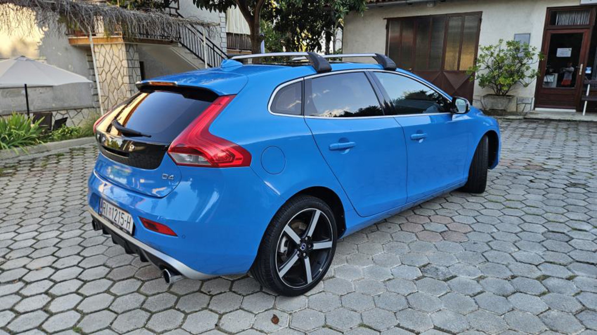 Volvo V40 D4 R-design, fotografija 3