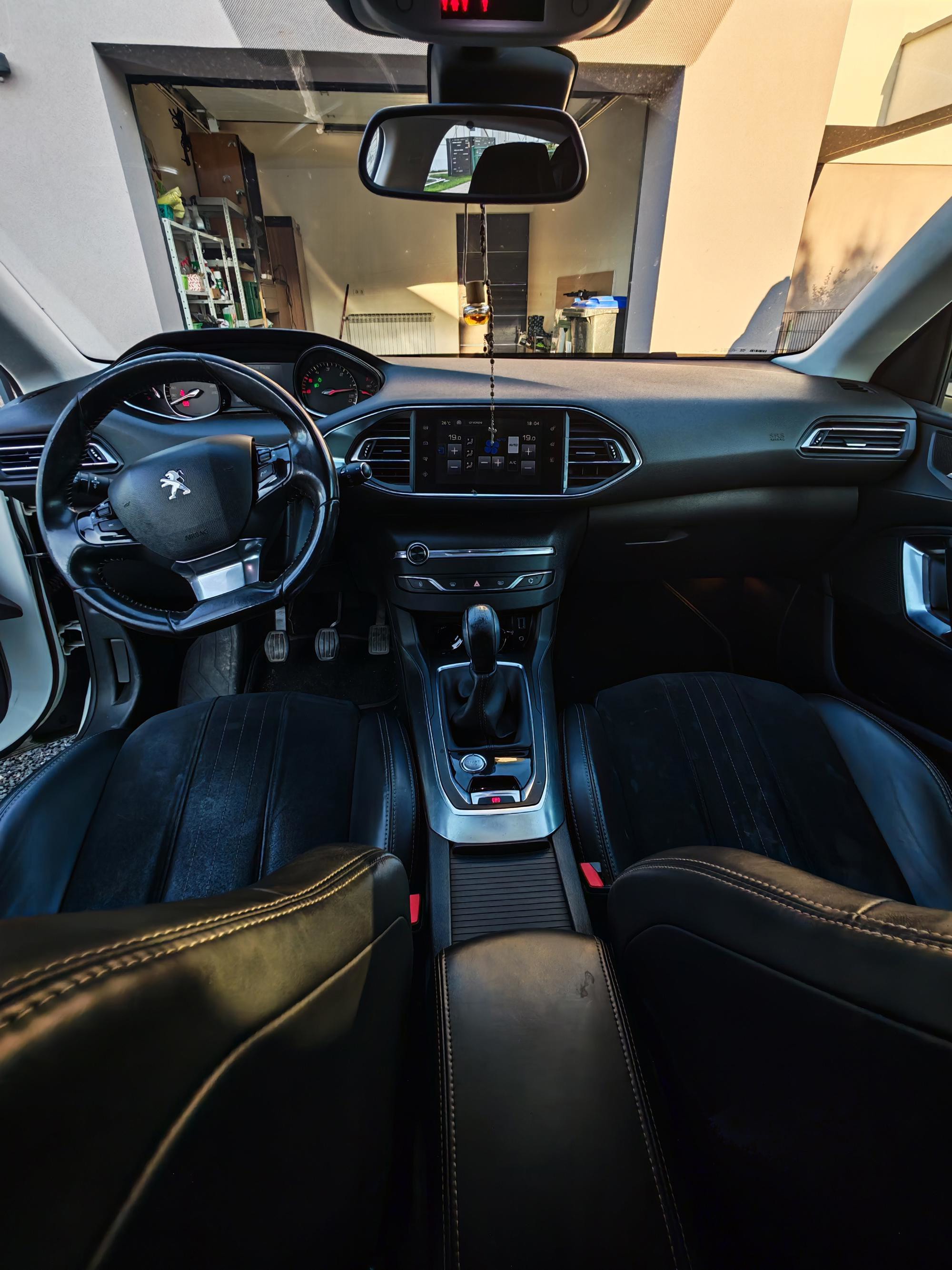 Peugeot 308 1.6 HDi Allure FULL OPREMA | Alcantara | Keyless | NAVI | LED | Veliki servis, fotografija 4