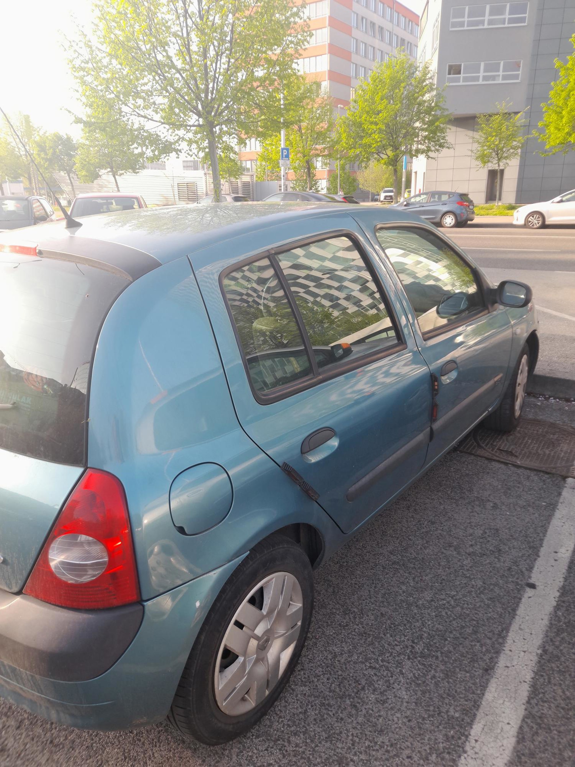 auto, pogled izvana - slika 2