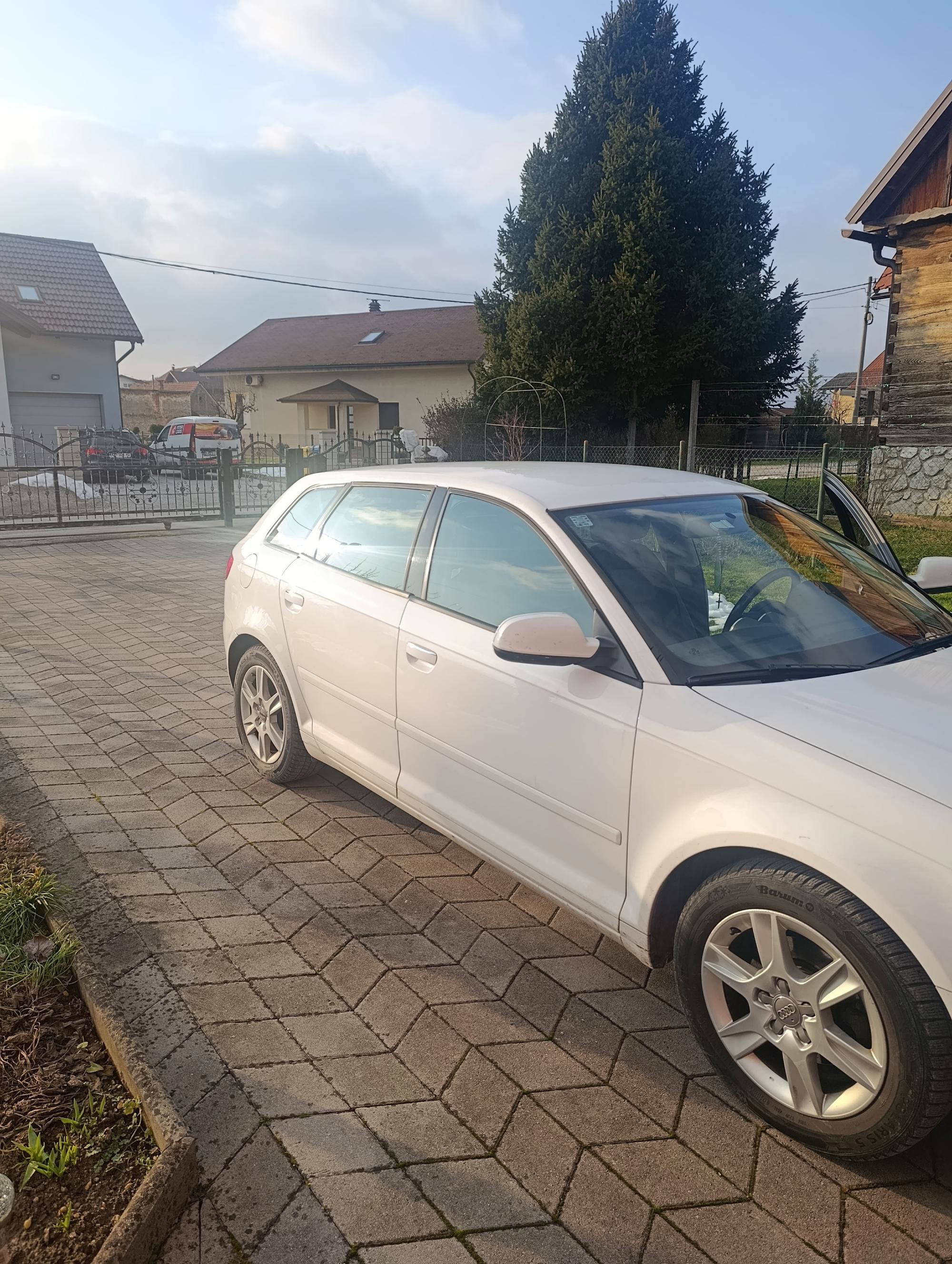 Prodaja automobila, fotografija 2