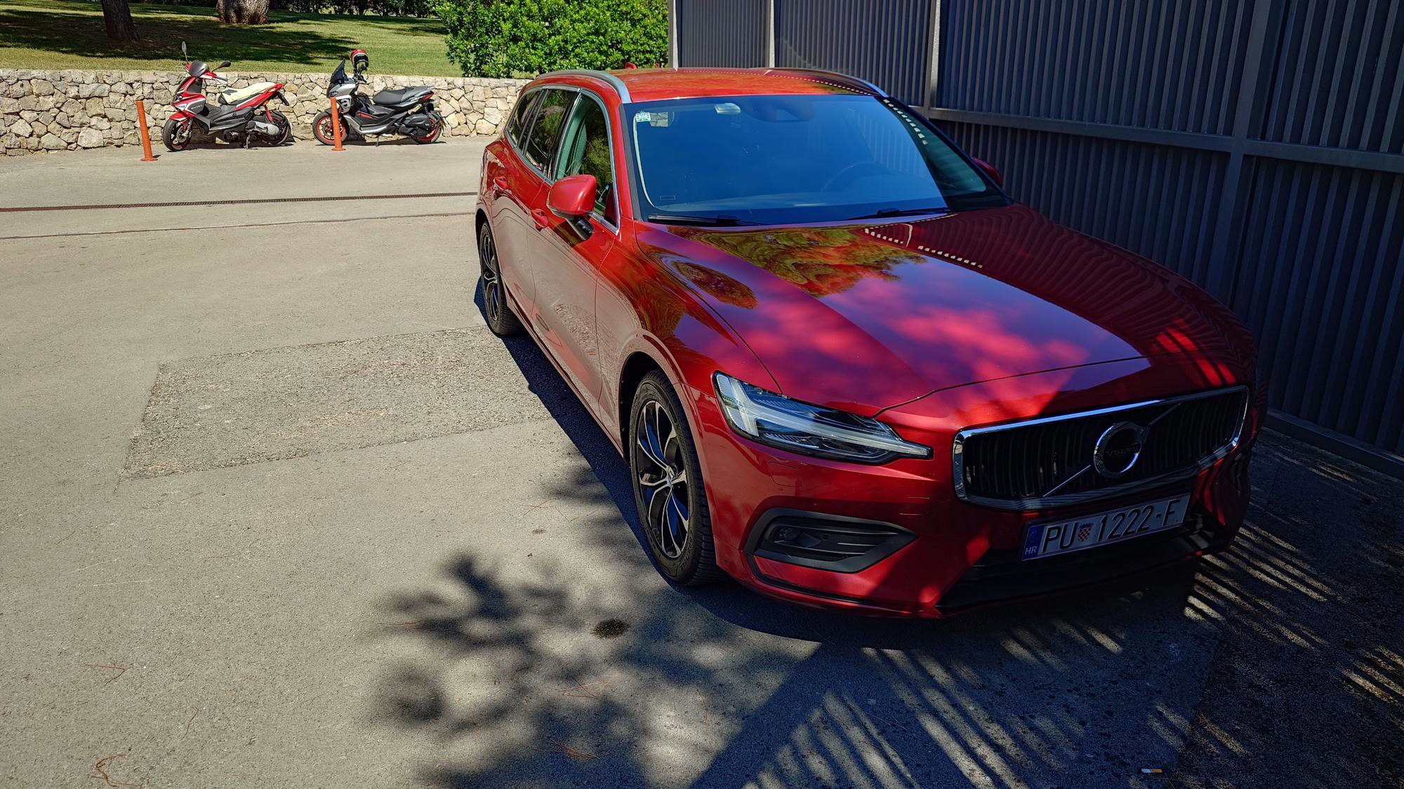 Volvo V60 D4, model 2020, pogled izvana - slika 4