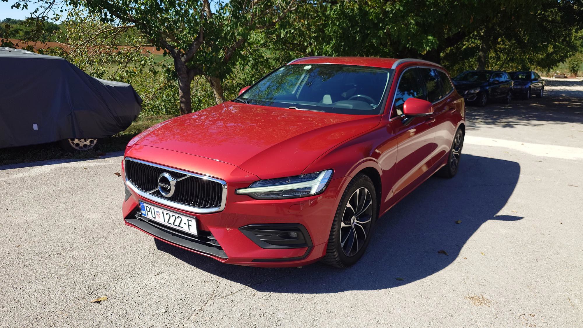 Volvo V60 D4, model 2020, pogled izvana - slika 1