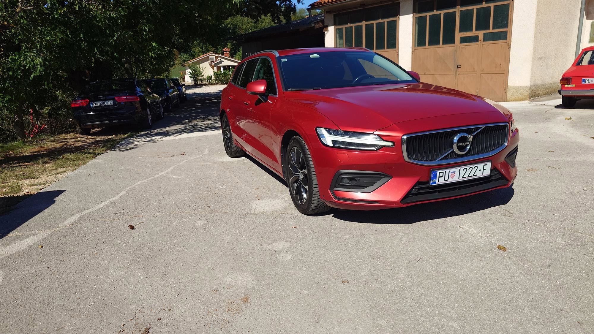 Volvo V60 D4, model 2020, pogled izvana - slika 2