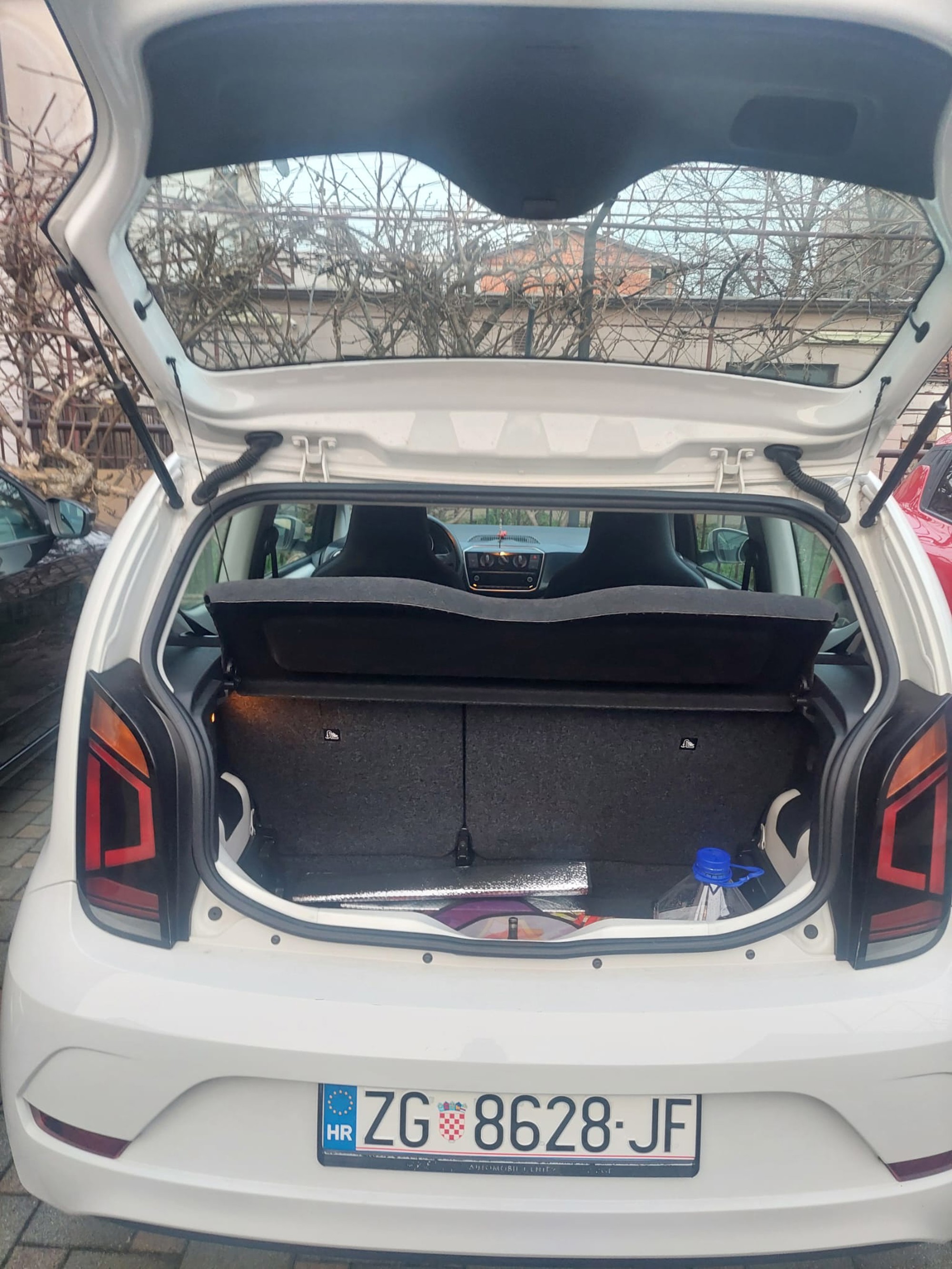 VOLKSWAGEN UP!, registriran do 10/27, fotografija 6