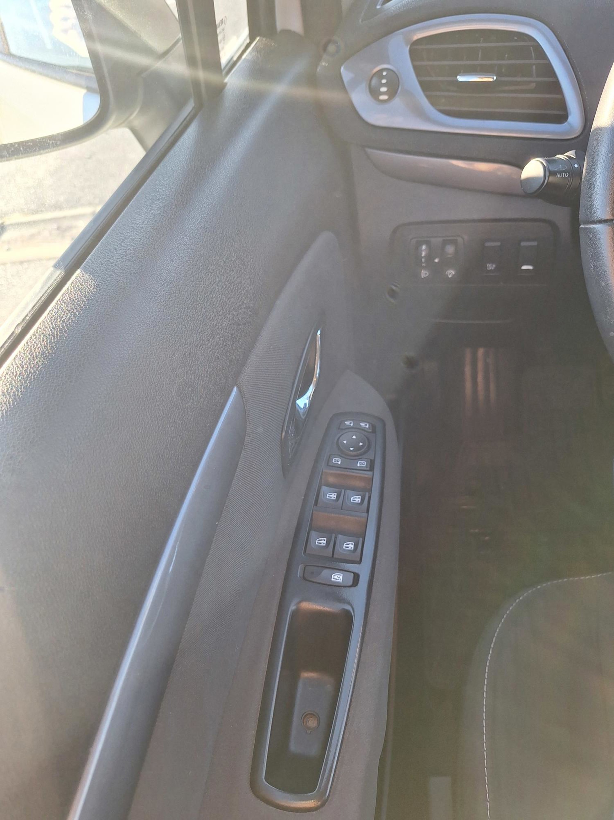 Renault Scenic 1.5 dCi LIMITED oprema AUTOMATIK | 2016. | 235.000 km Cijena 6.800 €, fotografija 4