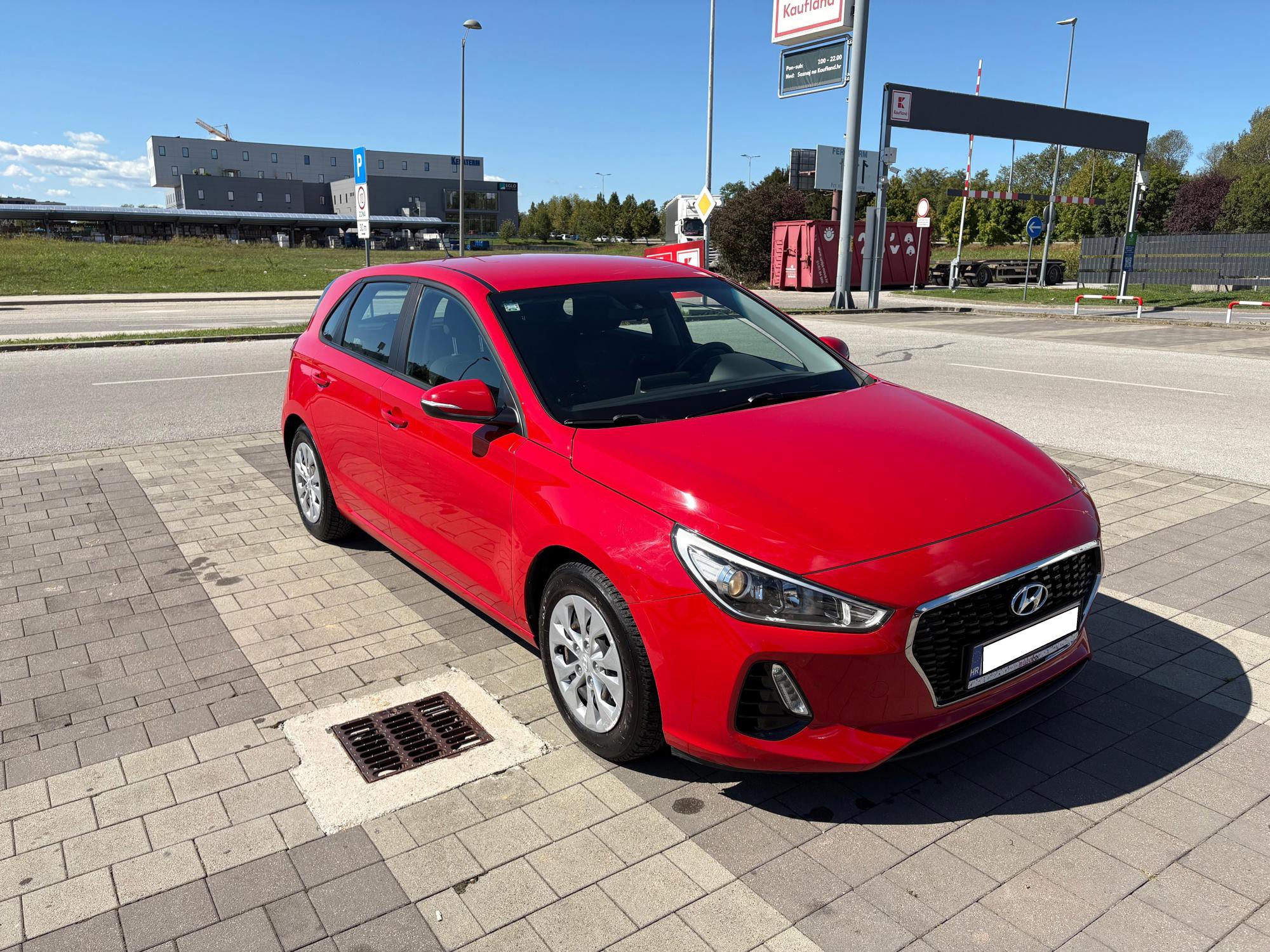 Hyundai i30 1.4 MPI benzin 100 KS, 2018., 127.000 km, reg. 03/2027., fotografija 2