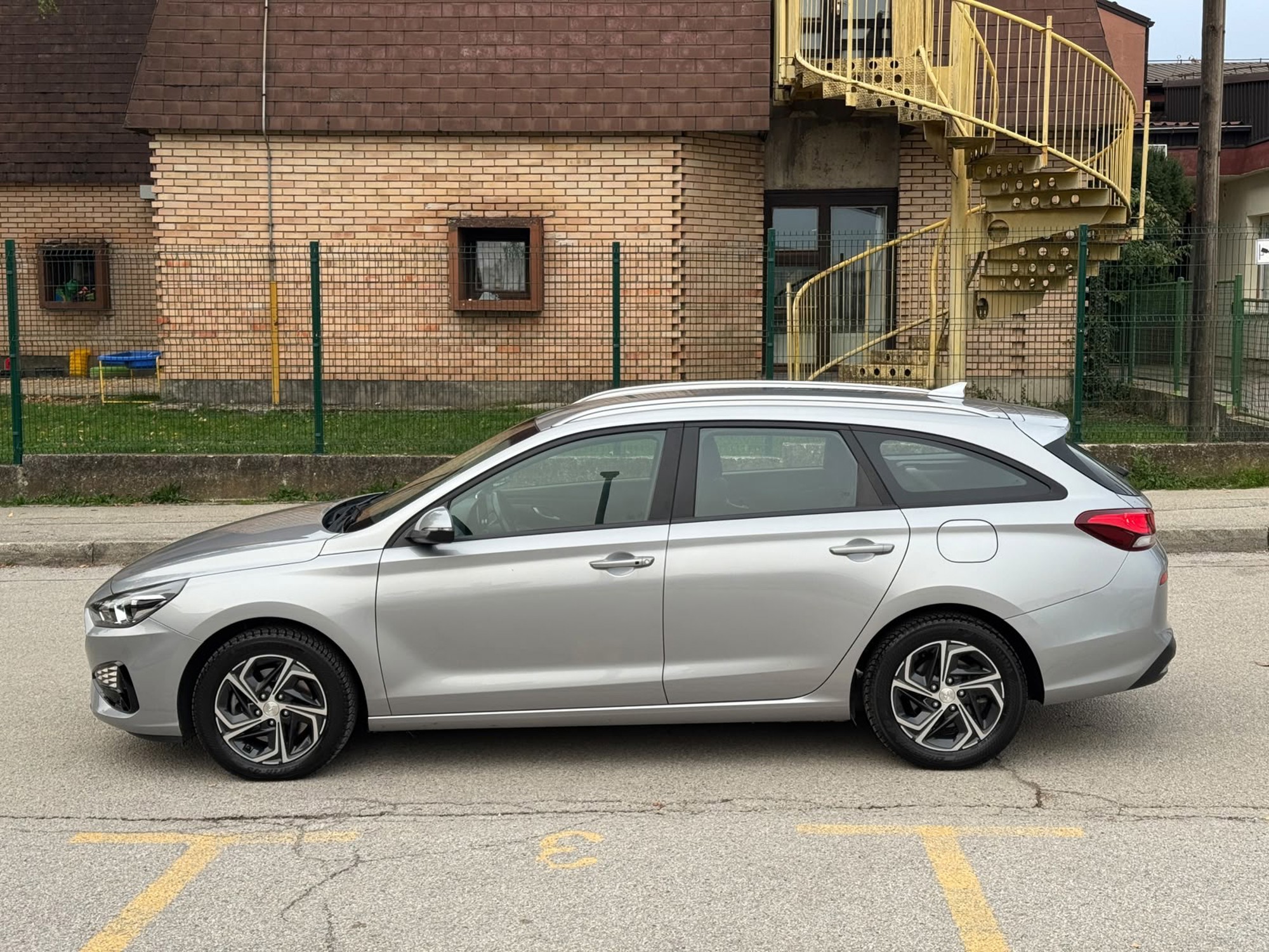 Hyundai i30 karavan, 2022., odlično stanje, nove gume !, fotografija 8