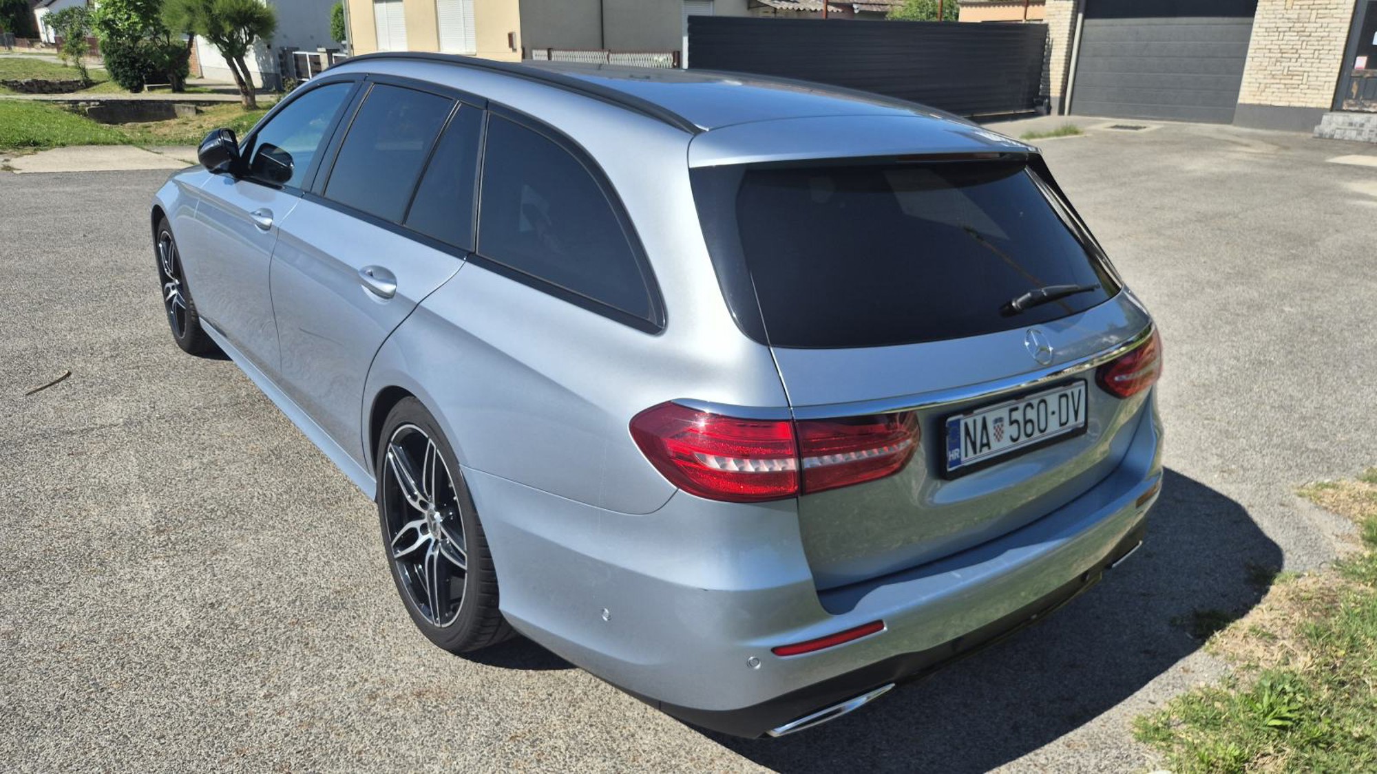 Mercedes-Benz E-klasa T-model 220d AMG line - full oprema, koža, fotografija 4