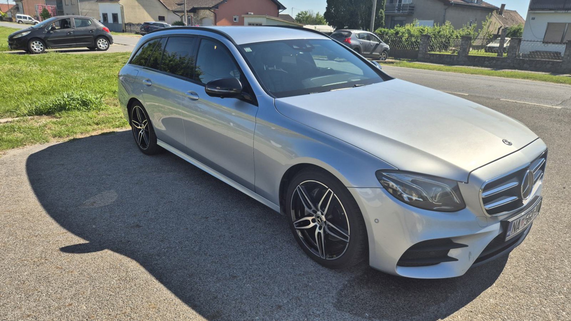 Mercedes-Benz E-klasa T-model 220d AMG line - full oprema, koža, fotografija 3