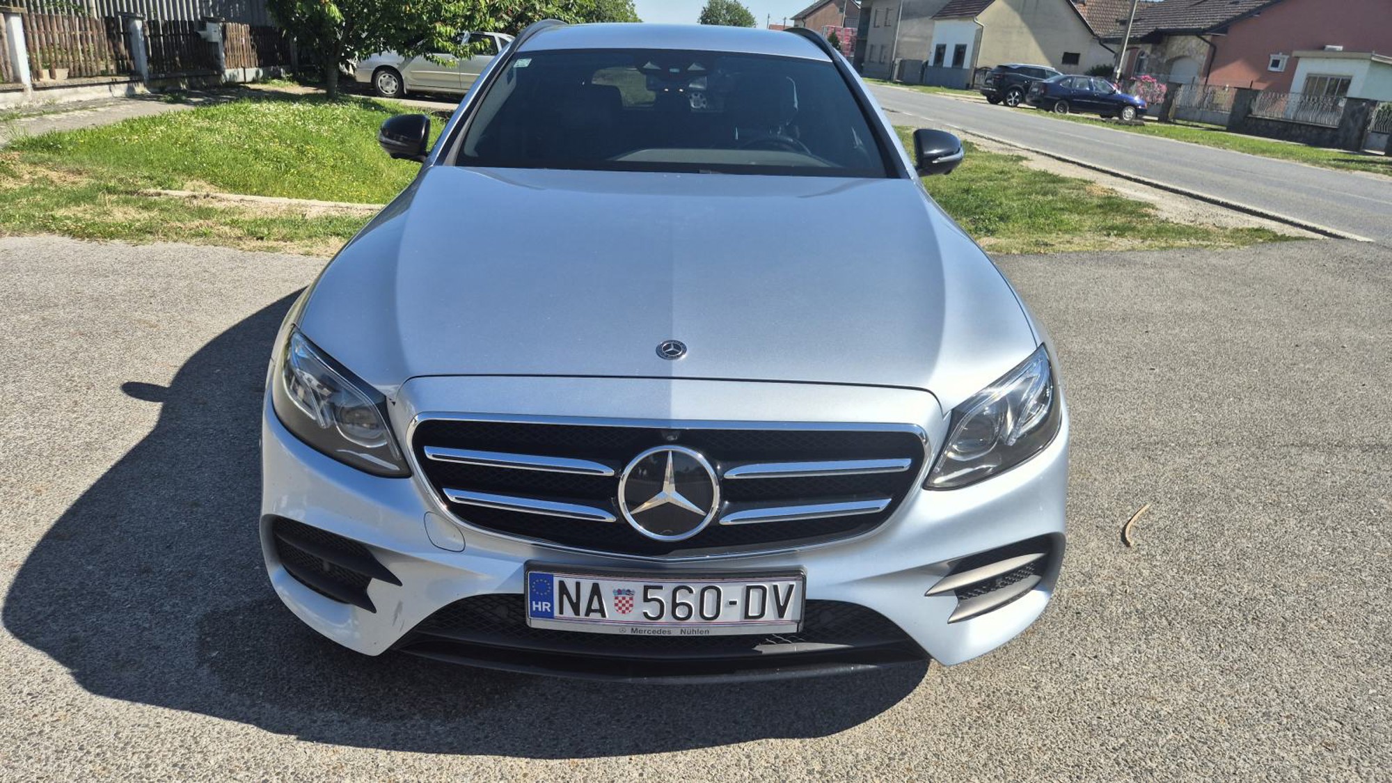 Mercedes-Benz E-klasa T-model 220d AMG line - full oprema, koža, fotografija 2