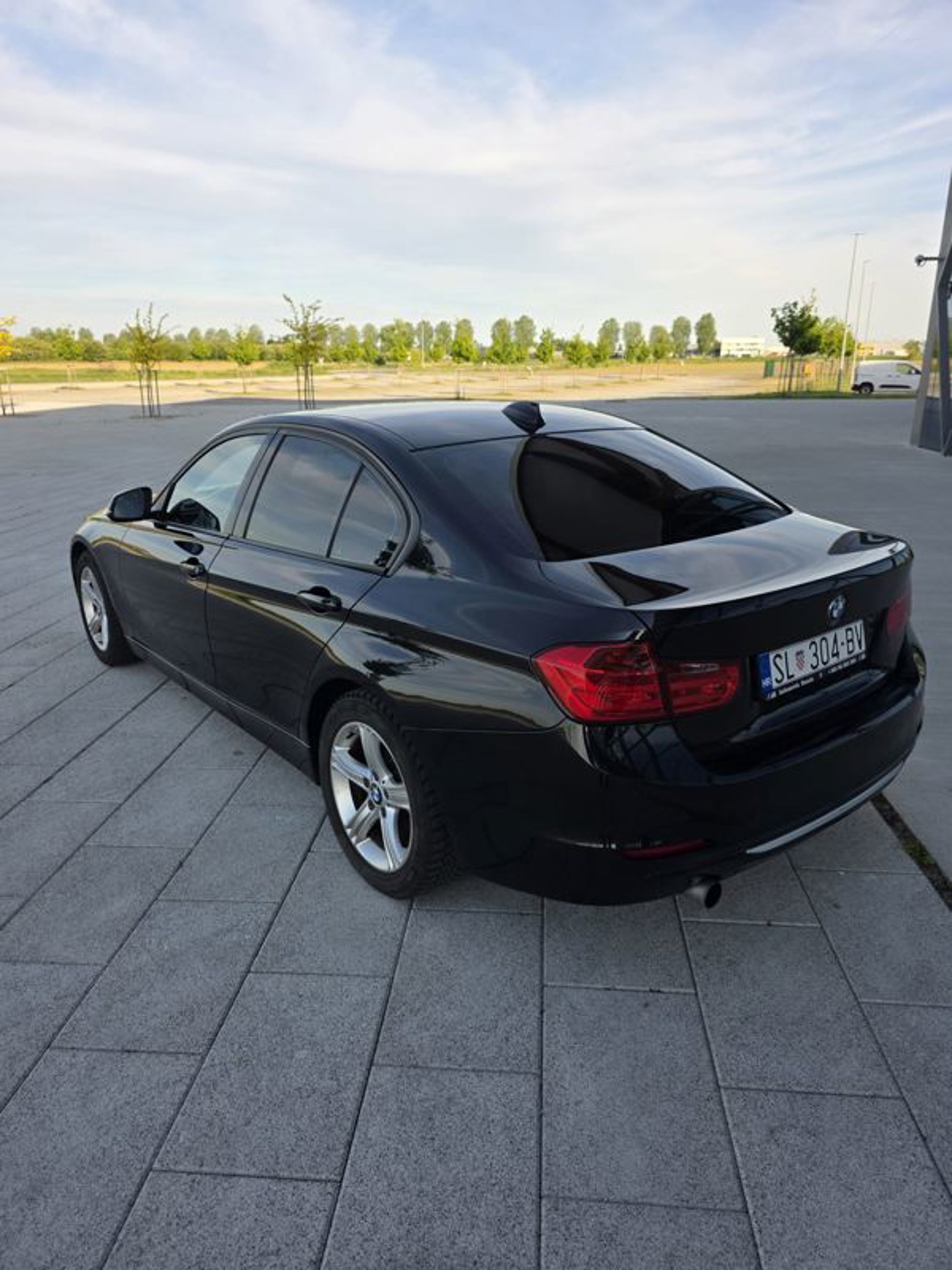 Bmw f30 318 modern line 2013god, pogled izvana - slika 4