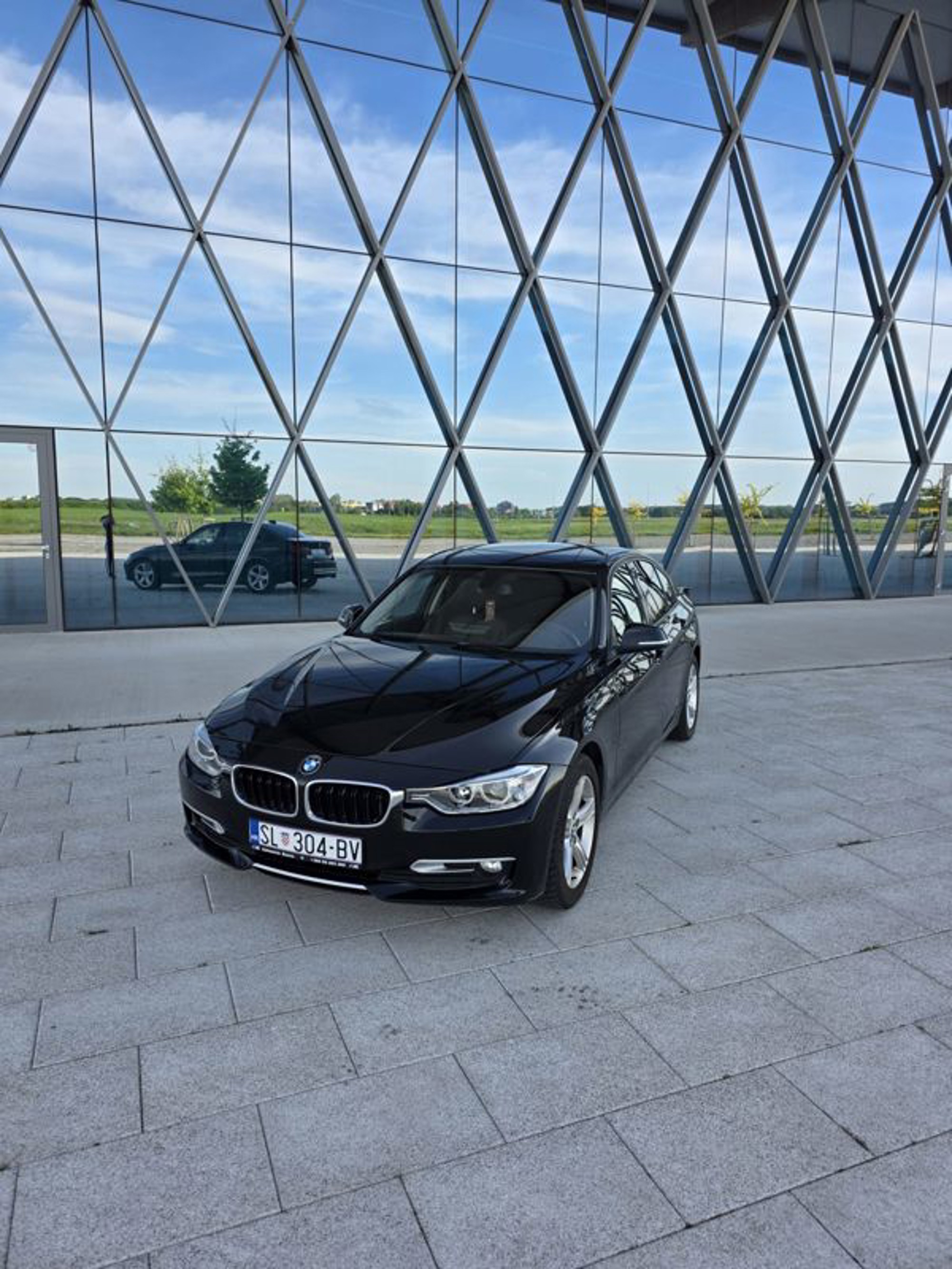 Bmw f30 318 modern line 2013god, pogled izvana - slika 1