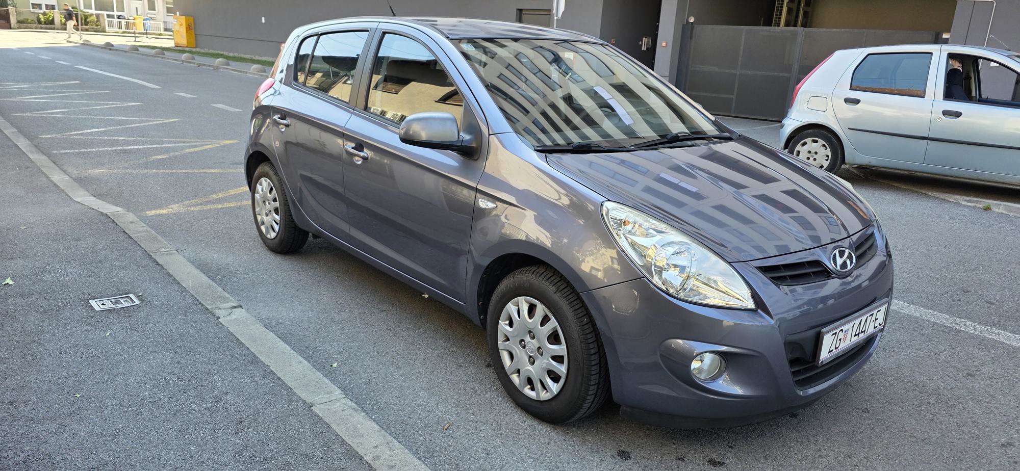 Hyundai i20 1.2 16V 125000km 2350e, fotografija 3