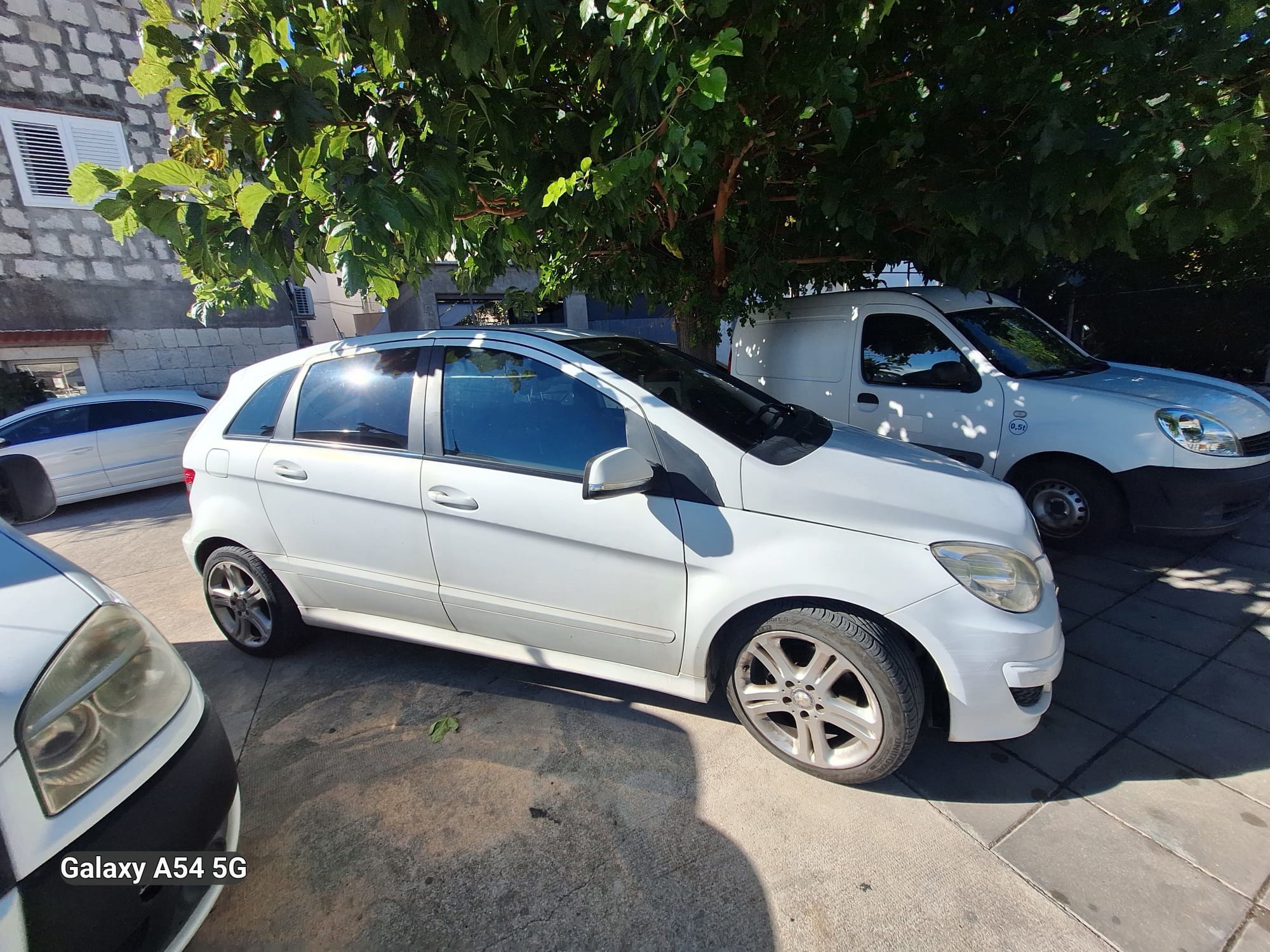 prodaja automobila, pogled izvana - slika 4