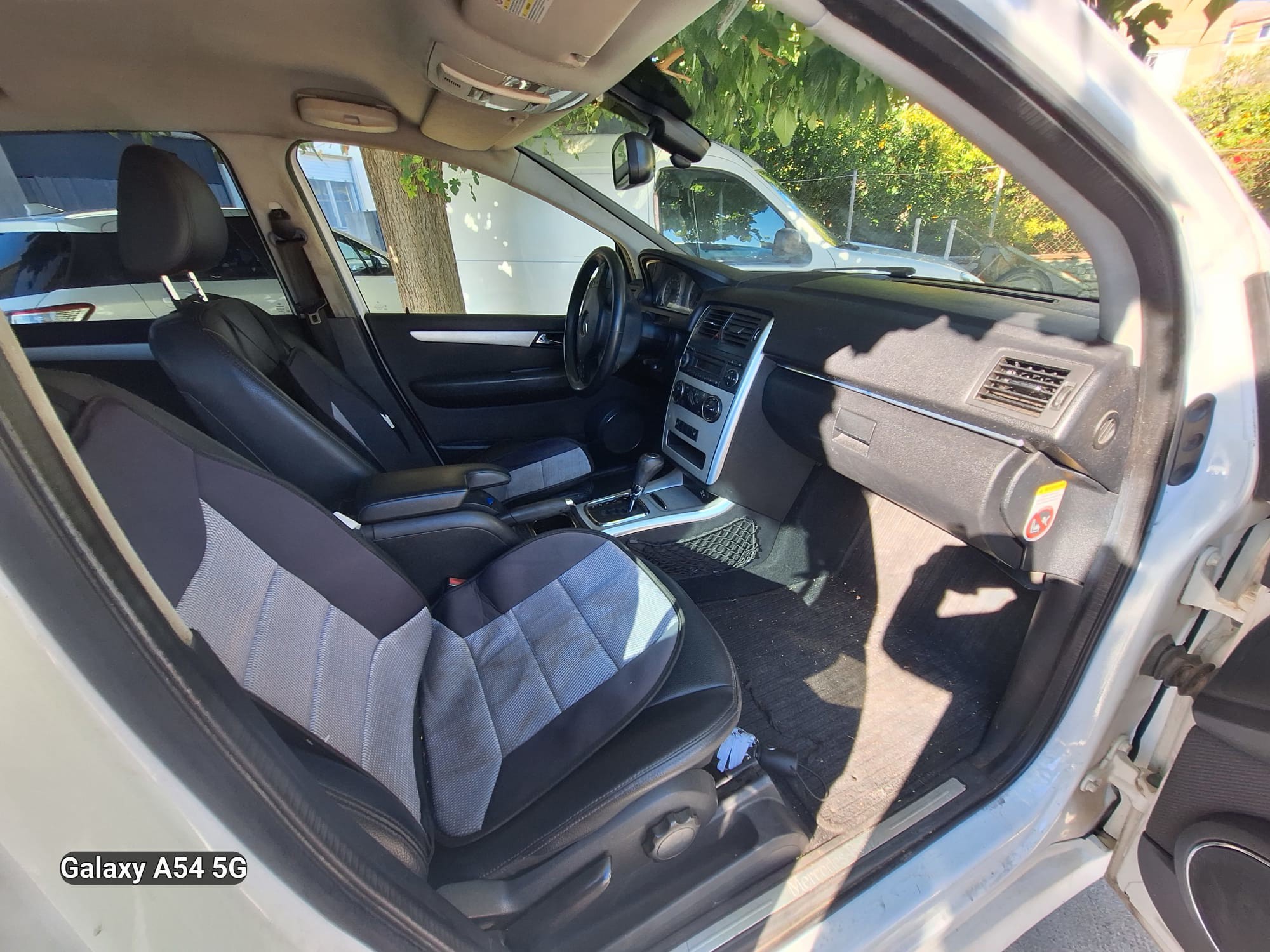 prodaja automobila, pogled izvana - slika 3