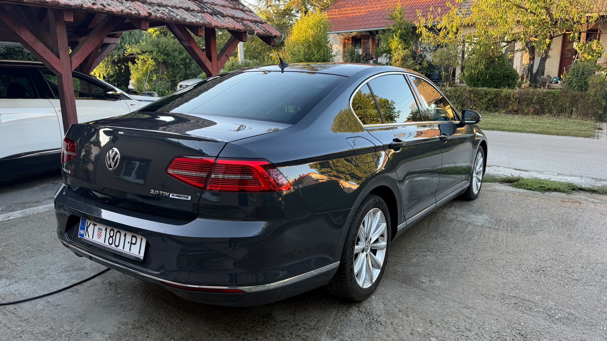 VW Passat B8 2.0 TDI 110kW DSG Highline/R-Line, servisna, acc, reg. 6/2027, fotografija 4