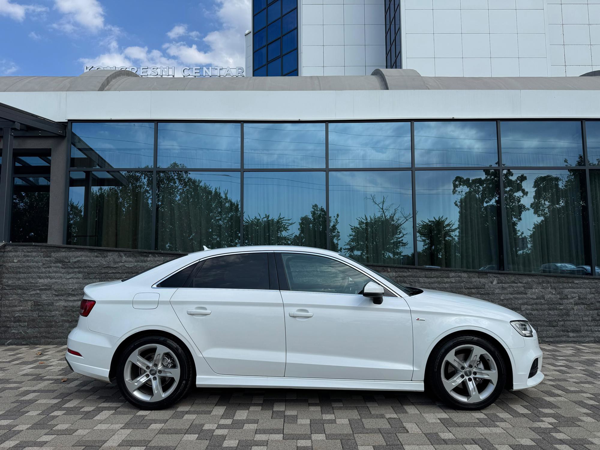Audi A3 1,6 TDI - AUTOMATIK - S LINE FULL OPREMA - LIMUZINA - REDIZAJN, fotografija 2