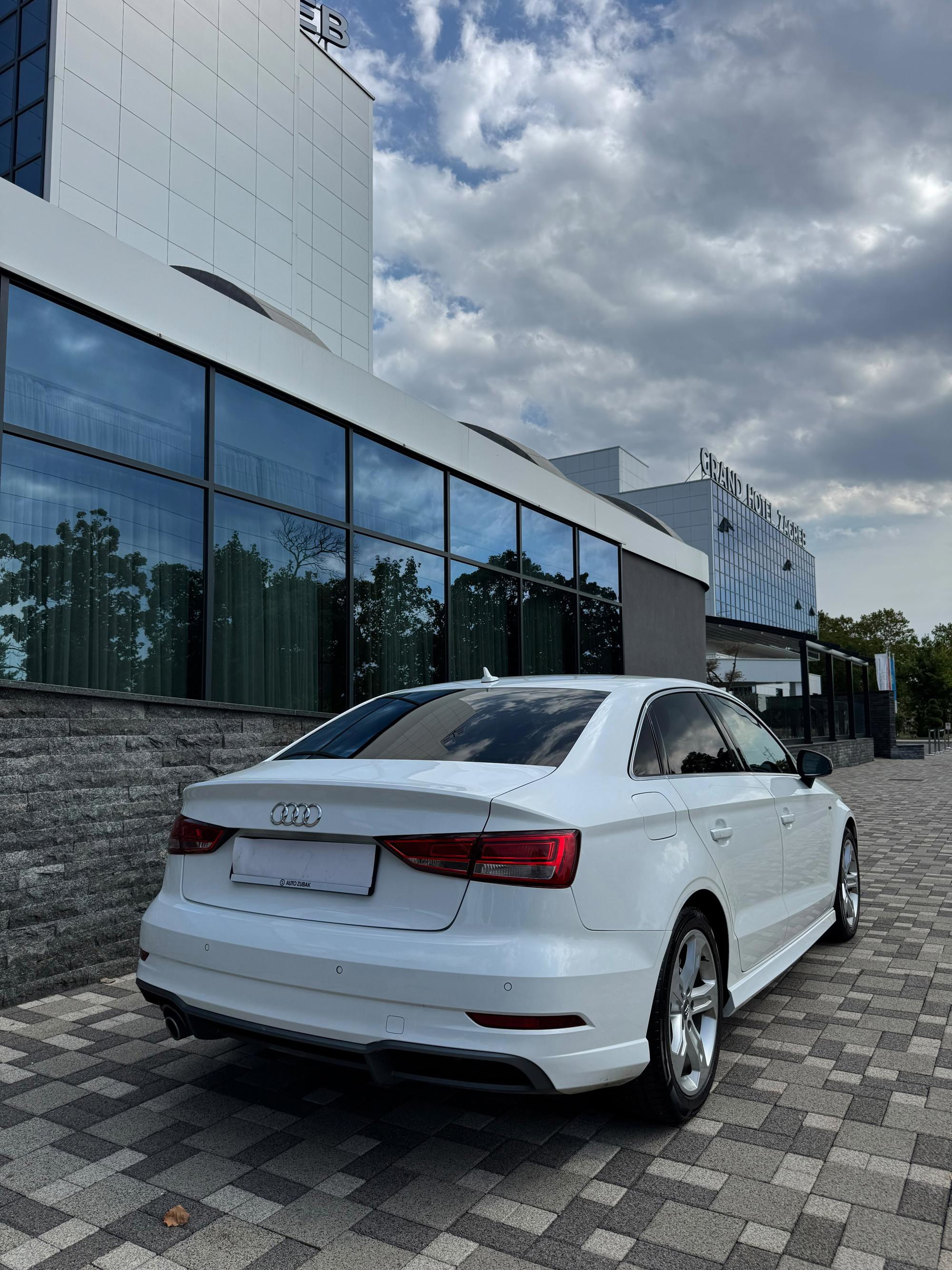 Audi A3 1,6 TDI - AUTOMATIK - S LINE FULL OPREMA - LIMUZINA - REDIZAJN, fotografija 3