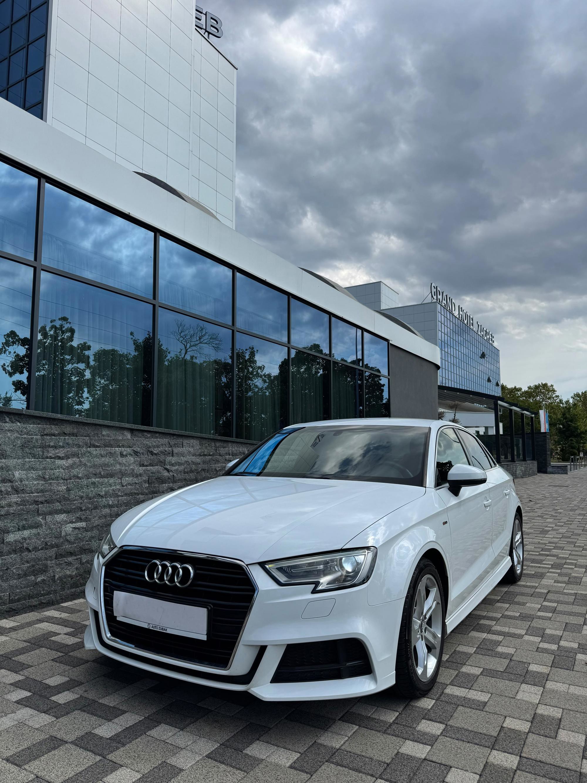 Audi A3 1,6 TDI - AUTOMATIK - S LINE FULL OPREMA - LIMUZINA - REDIZAJN, fotografija 4