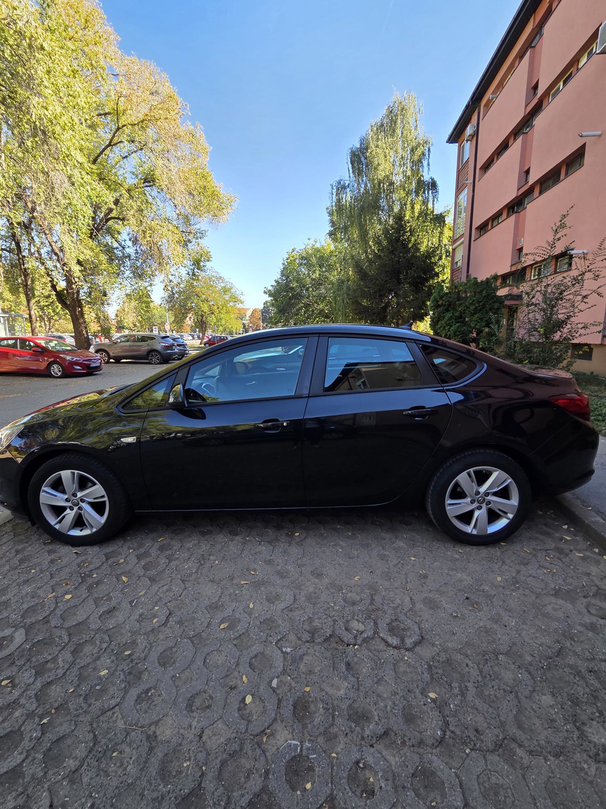 Prodaja automobila, fotografija 3