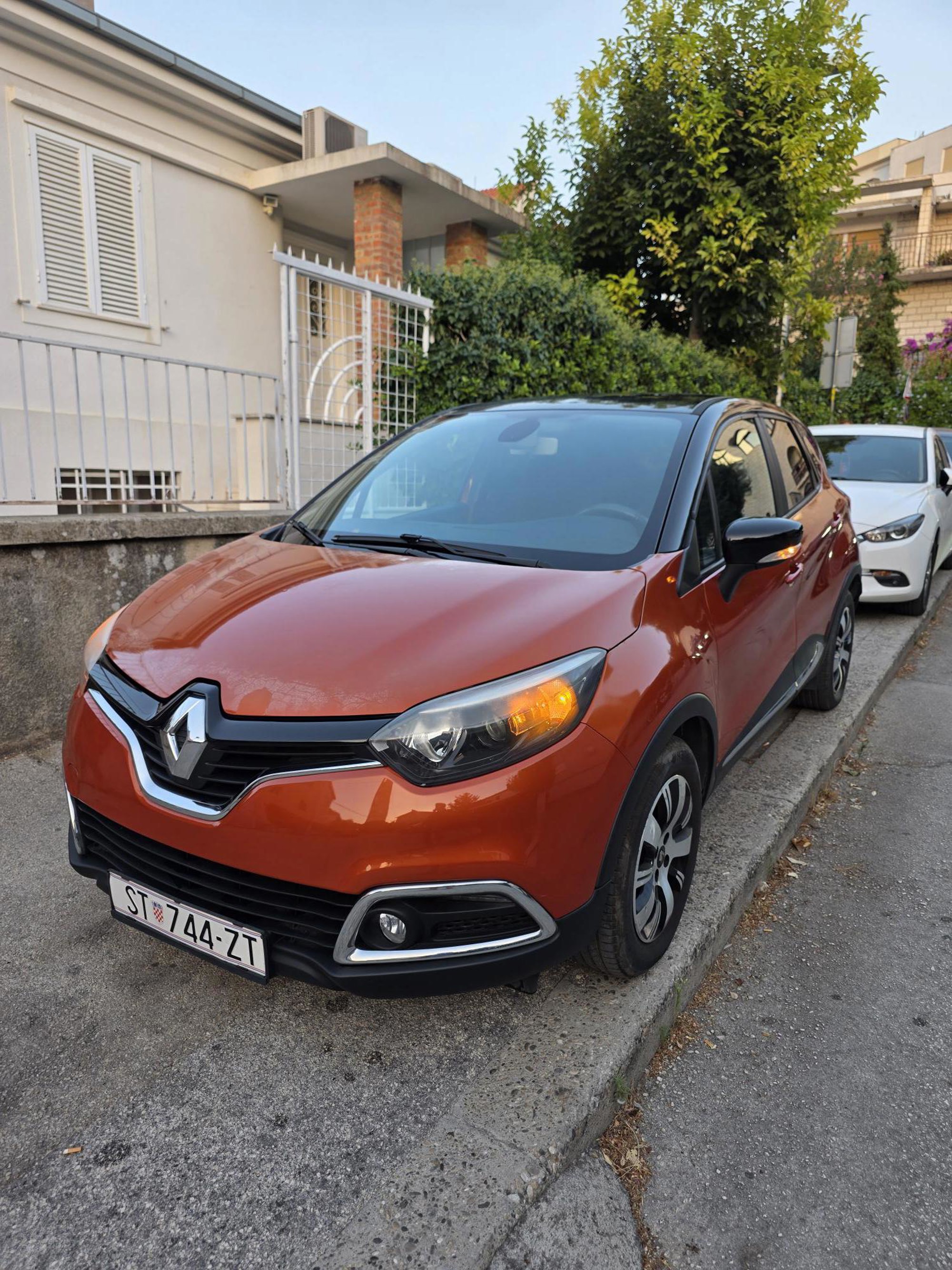 Renault Captur 2014. god, servisna povijest, 1 vlasnik, 96 000 km, fotografija 3