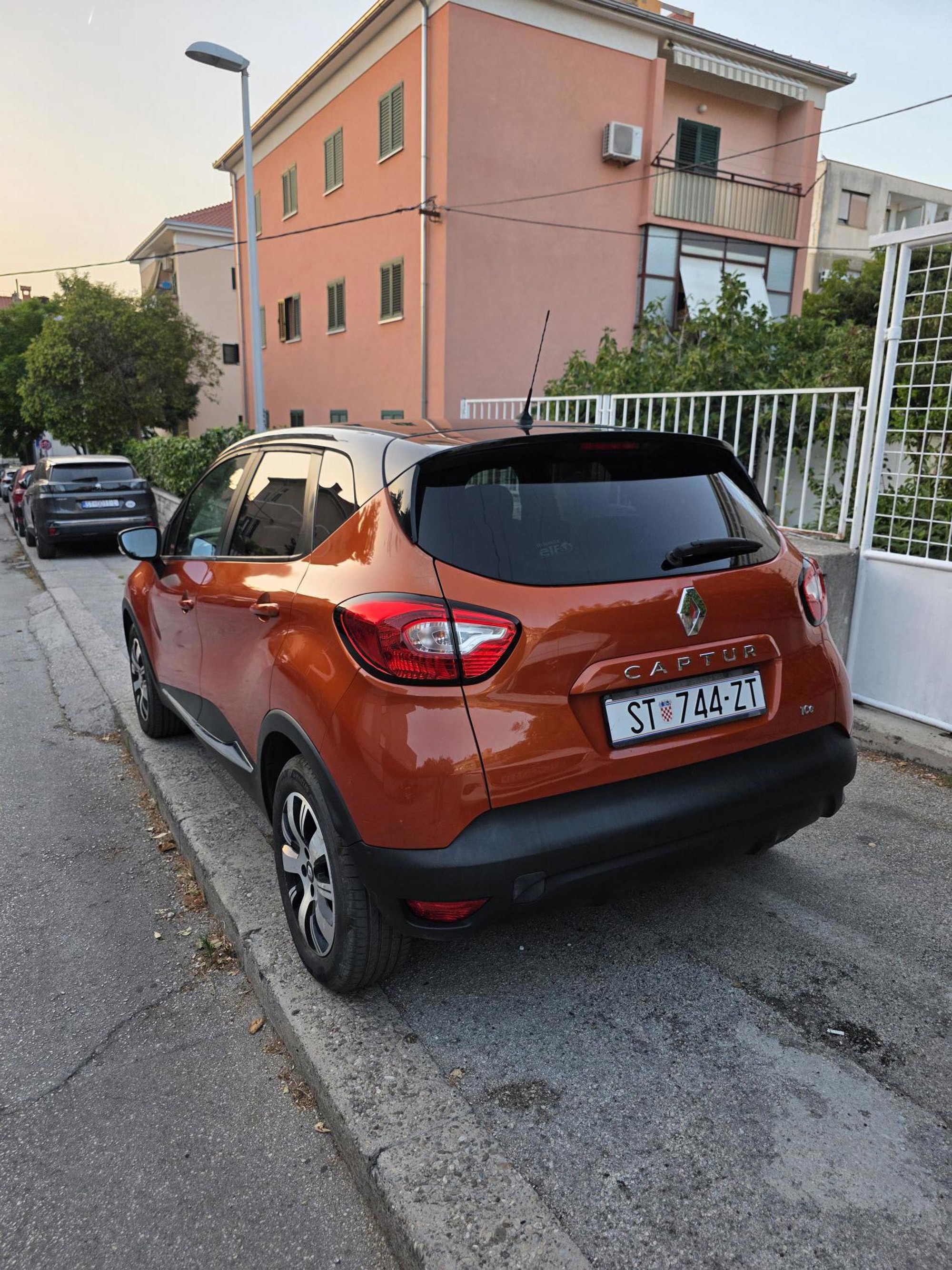 Renault Captur 2014. god, servisna povijest, 1 vlasnik, 96 000 km, fotografija 5