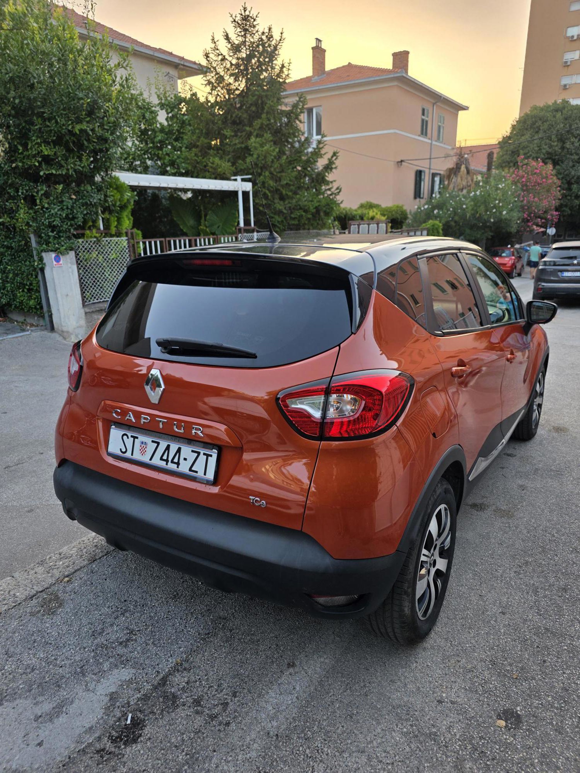 Renault Captur 2014. god, servisna povijest, 1 vlasnik, 96 000 km, fotografija 6
