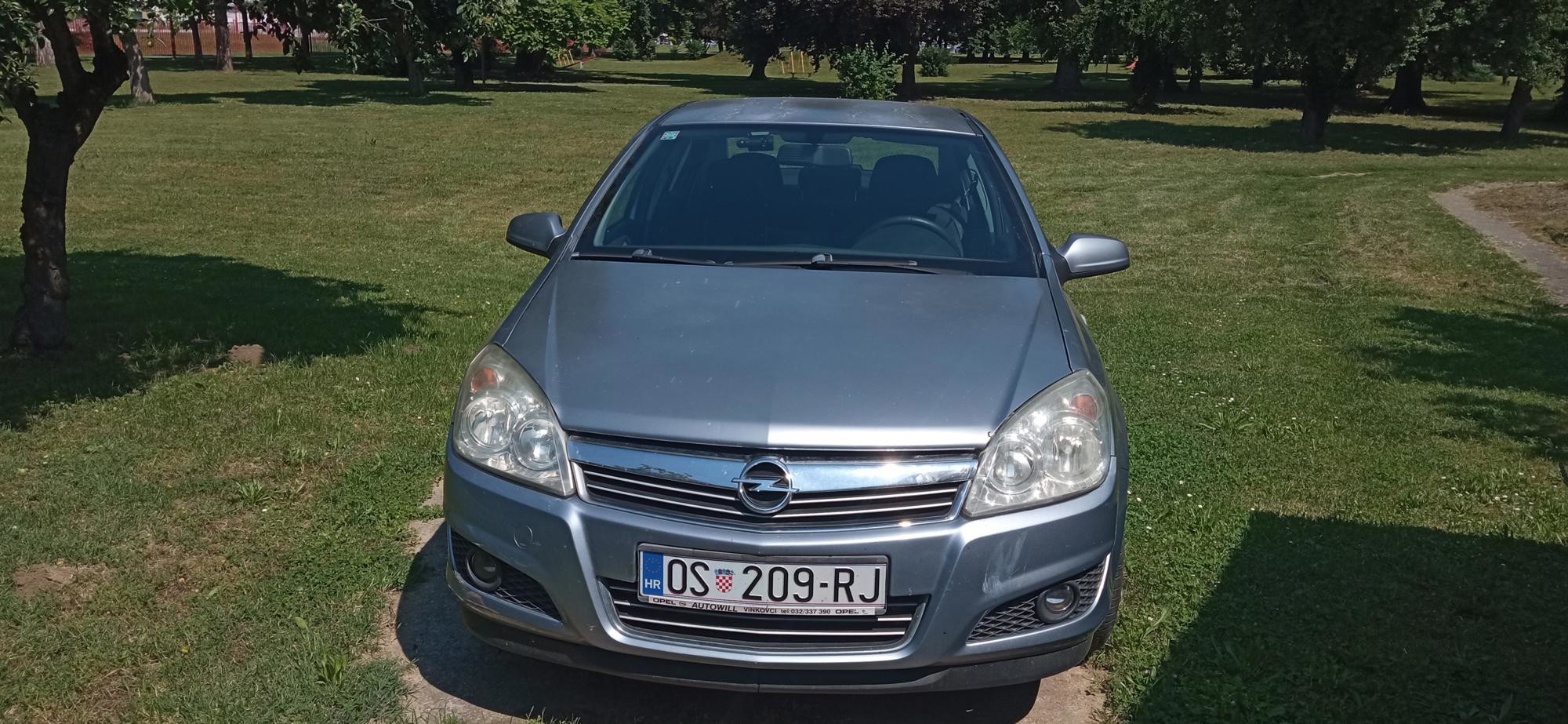 Opel Astra 2009. god, automatska klima i servisna povijest, fotografija 2