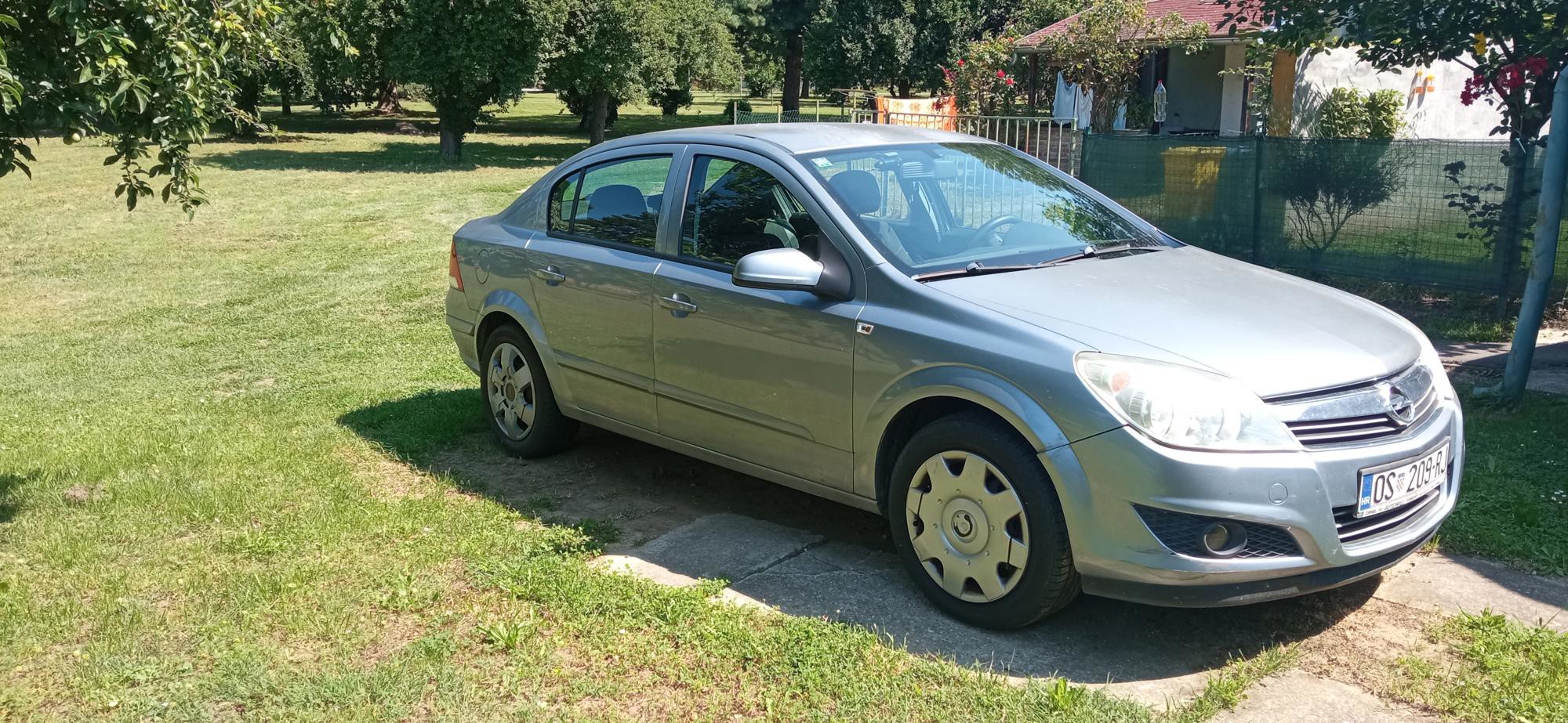 Opel Astra 2009. god, automatska klima i servisna povijest, fotografija 3