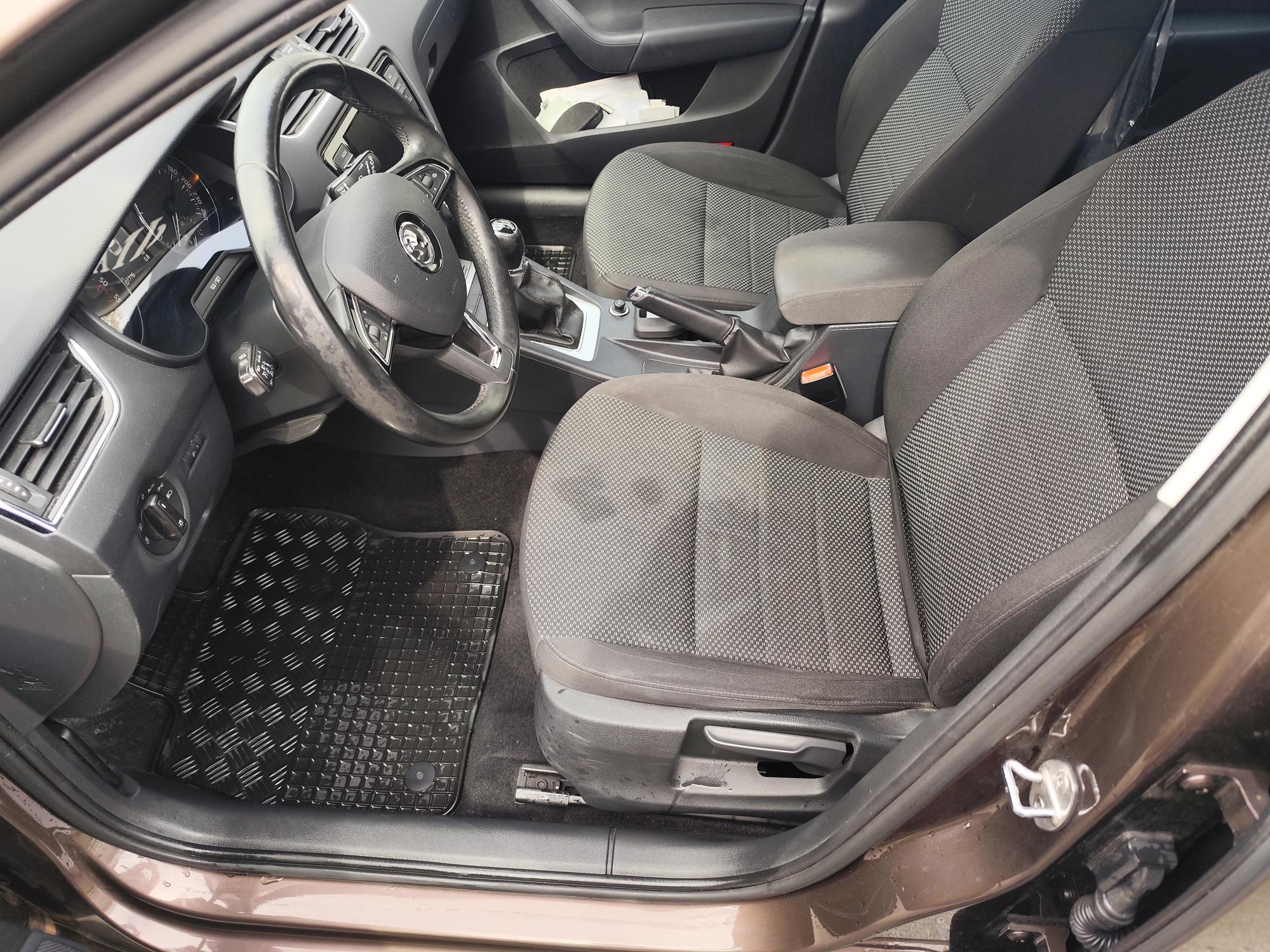 Škoda Octavia 2016. god, karavan, drugi vlasnik, servisna knjiga, fotografija 2