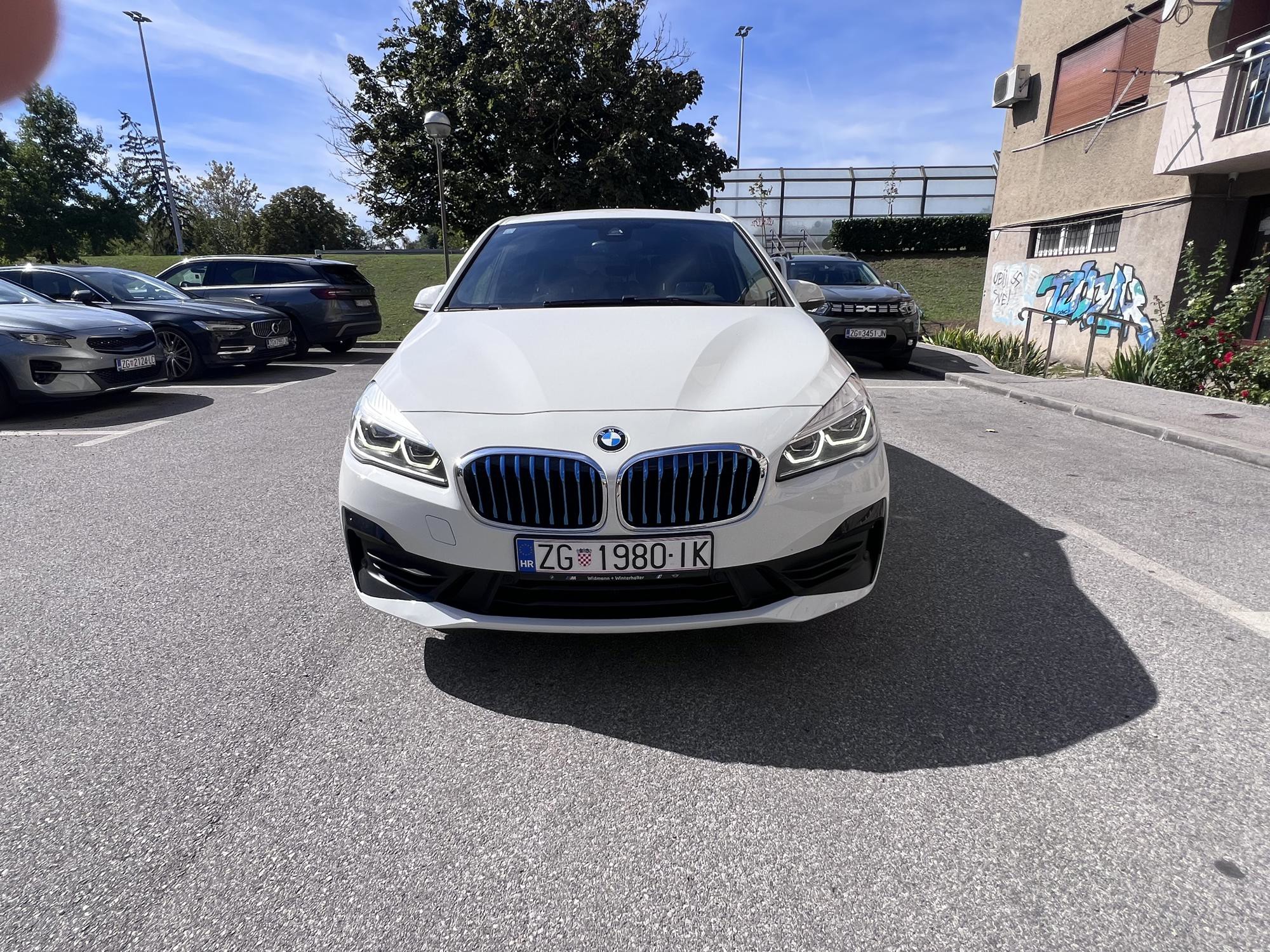 BMW 225xe Hybrid 4x4, 70.450 km, panorama, BMW servis, reg. 9/2027, pogled izvana - slika 3