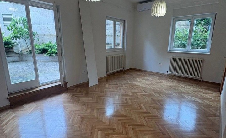 Donji grad - blizina Petrove - 3-sobni stan (65 m2) + TERASA