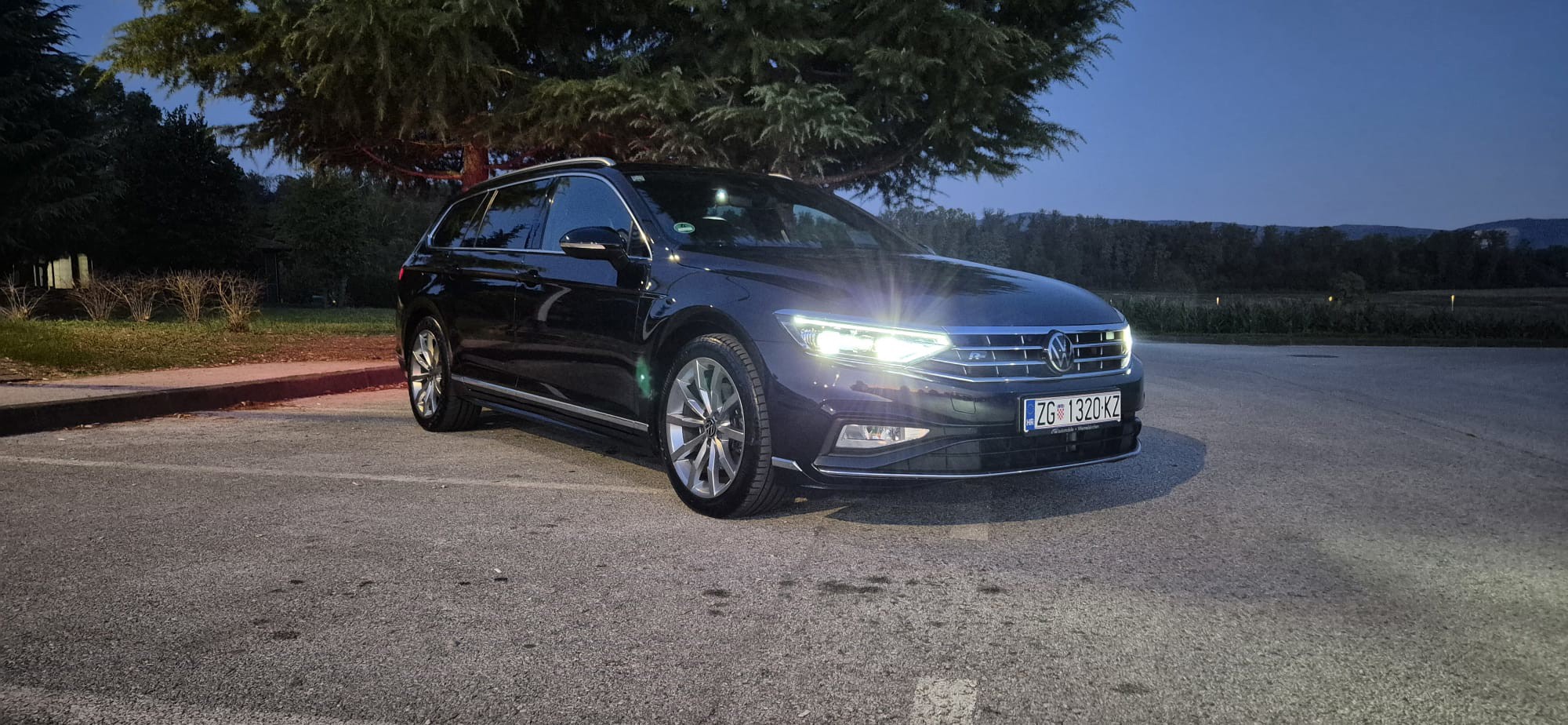 VW Passat Variant 2.0 TDI 200KS R-LINE / WEBASTO / HK / PANO / MATRIX, fotografija 3