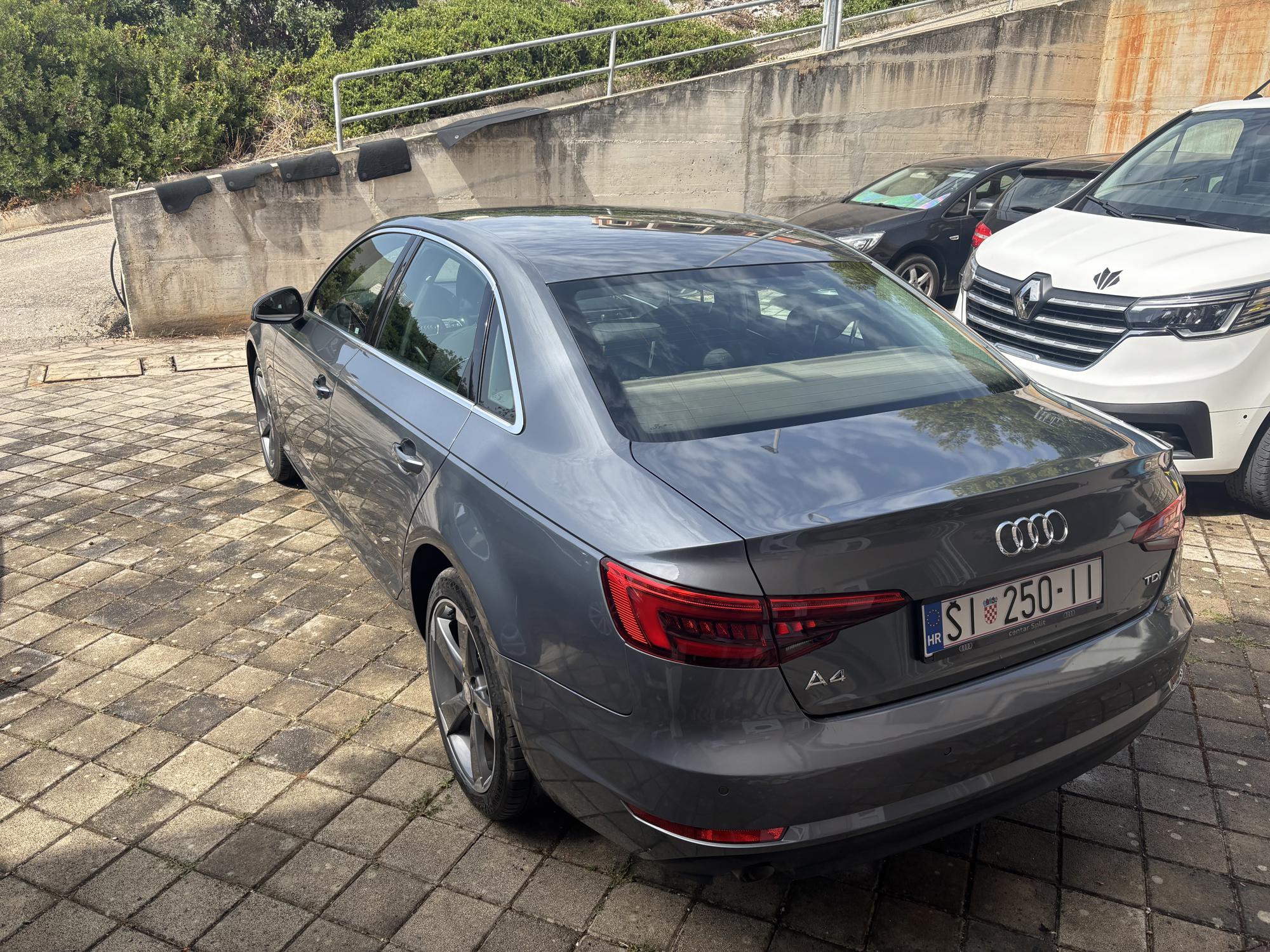 Audi A4 2016.god 135000 km registriran 08/27 kupljen u Hrvatskoj, fotografija 3