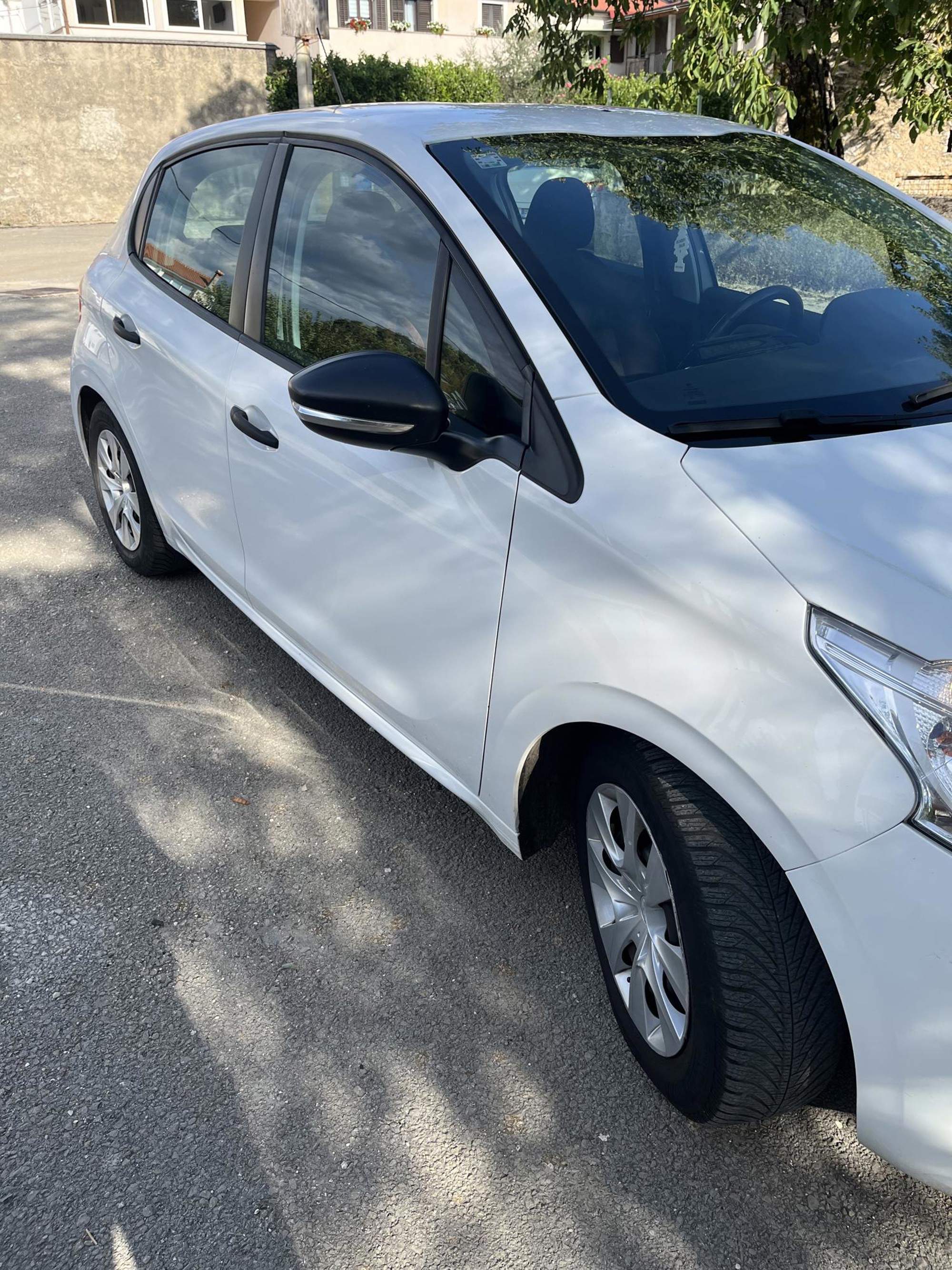 Peugeot 208 1.6 Blue HDi, fotografija 3
