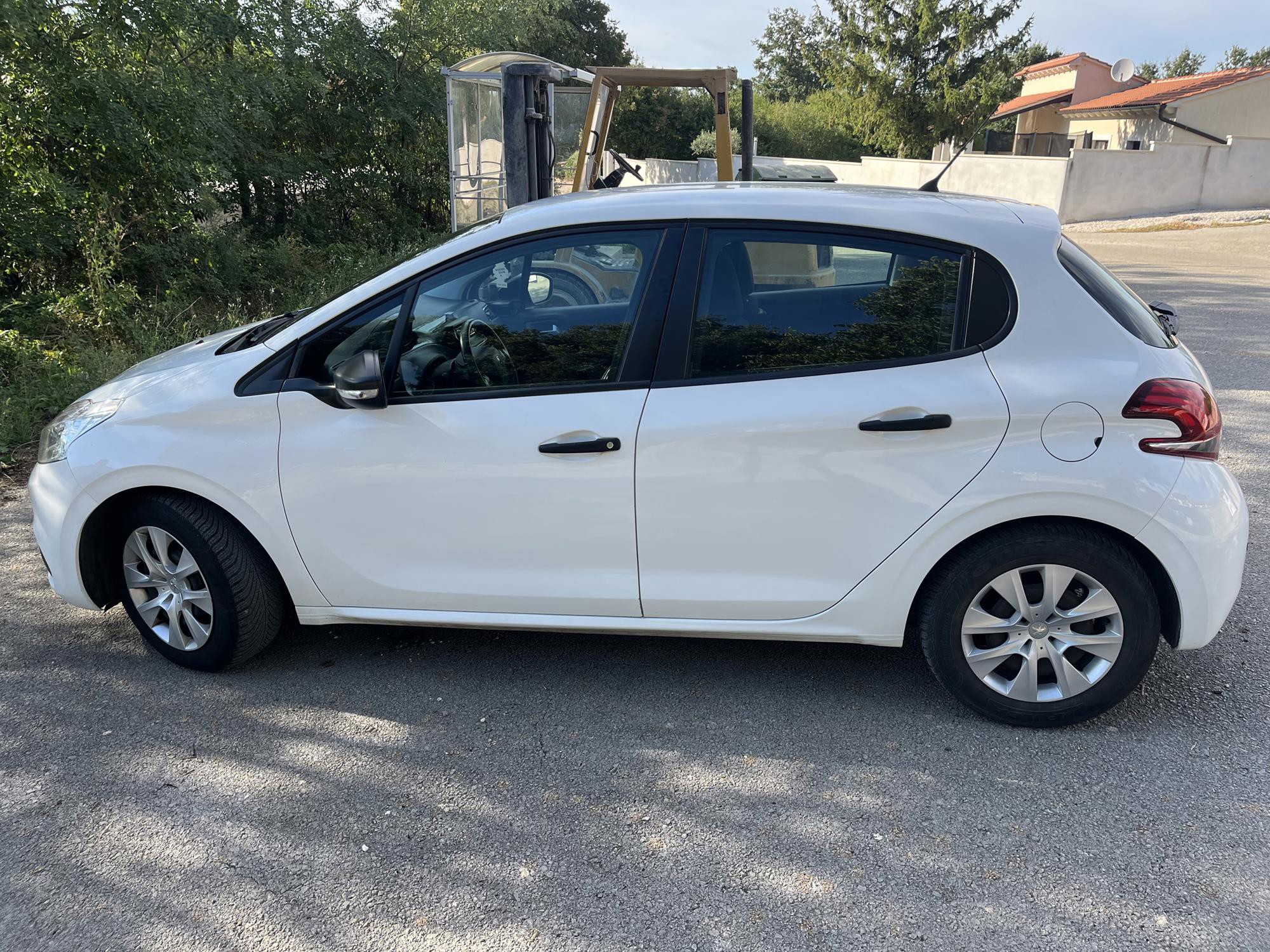 Peugeot 208 1.6 Blue HDi, fotografija 2