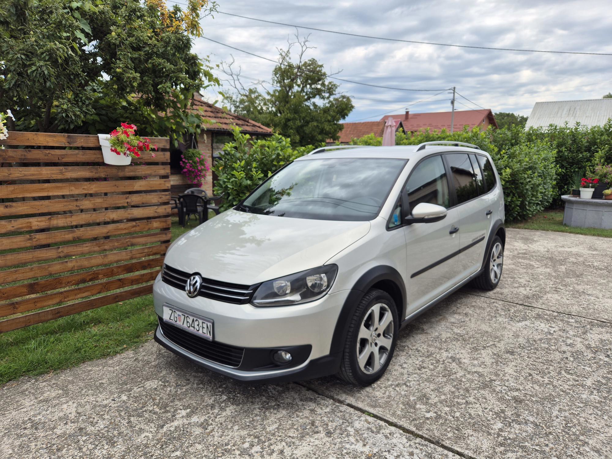 VW TOURAN CROSS 1.4 TSI - 2011g - 7 SJEDALA - NOVI MODEL - SERVISNA - UREDAN -, fotografija 4