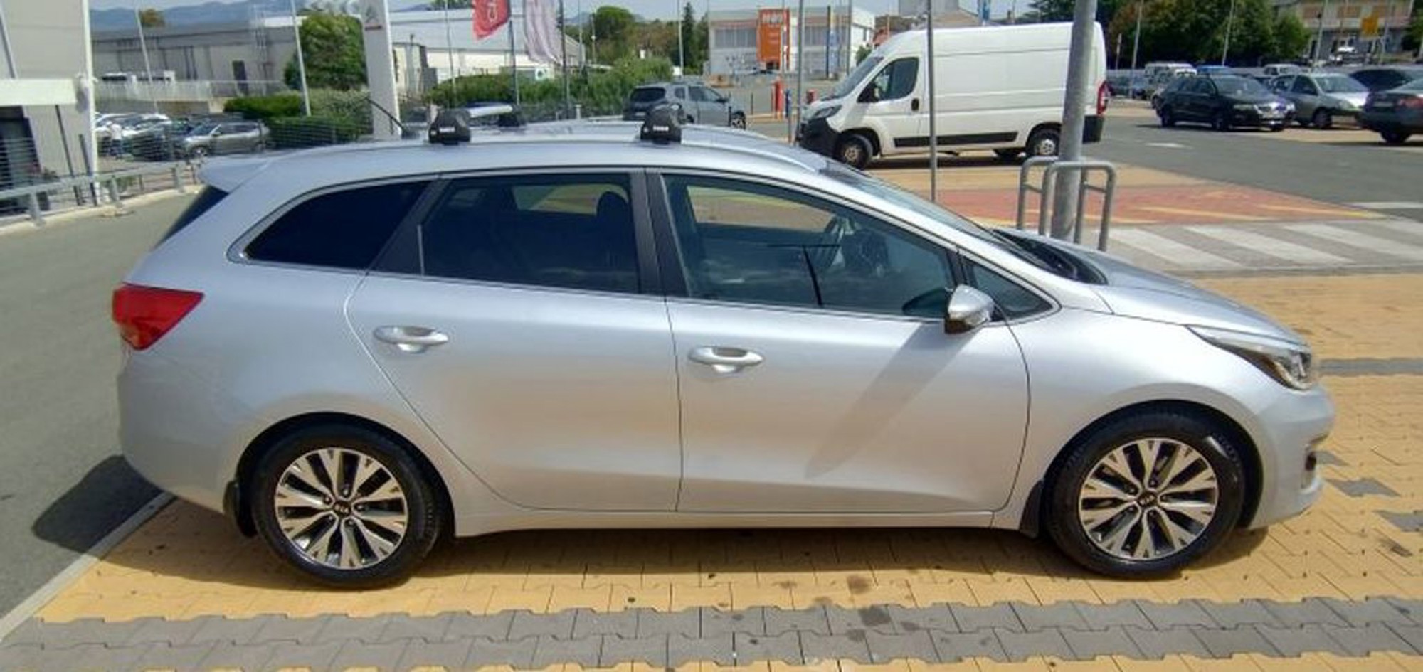 Kia Cee'd 2017. god, karavan, kompletna servisna povijest, parking kamera, fotografija 4