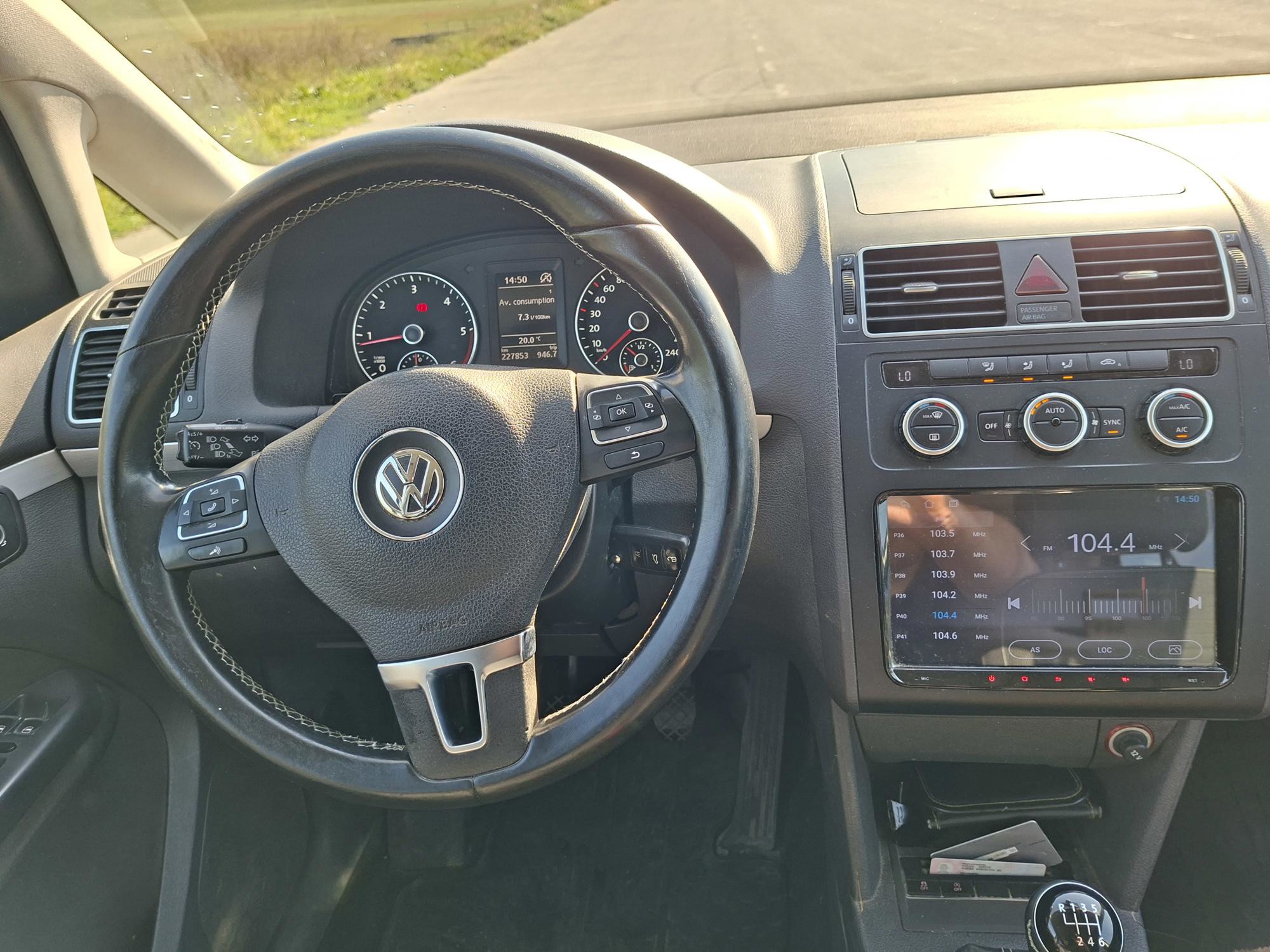 Volkswagen Touran 2014. god, 7 sjedala, automatska klima, cup oprema,nove gume,07.27 reg., fotografija 7