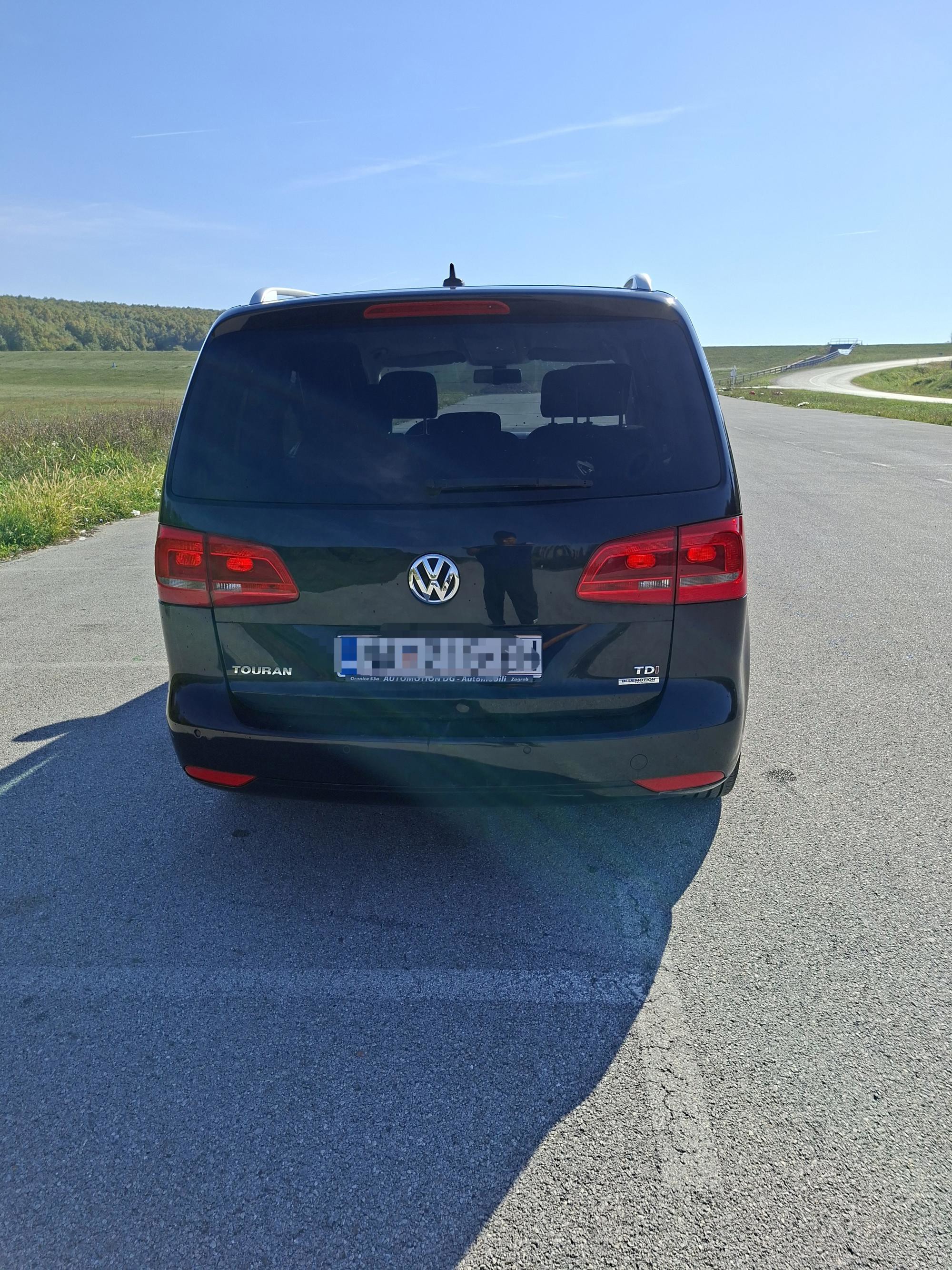 Volkswagen Touran 2014. god, 7 sjedala, automatska klima, cup oprema,nove gume,07.27 reg., fotografija 2