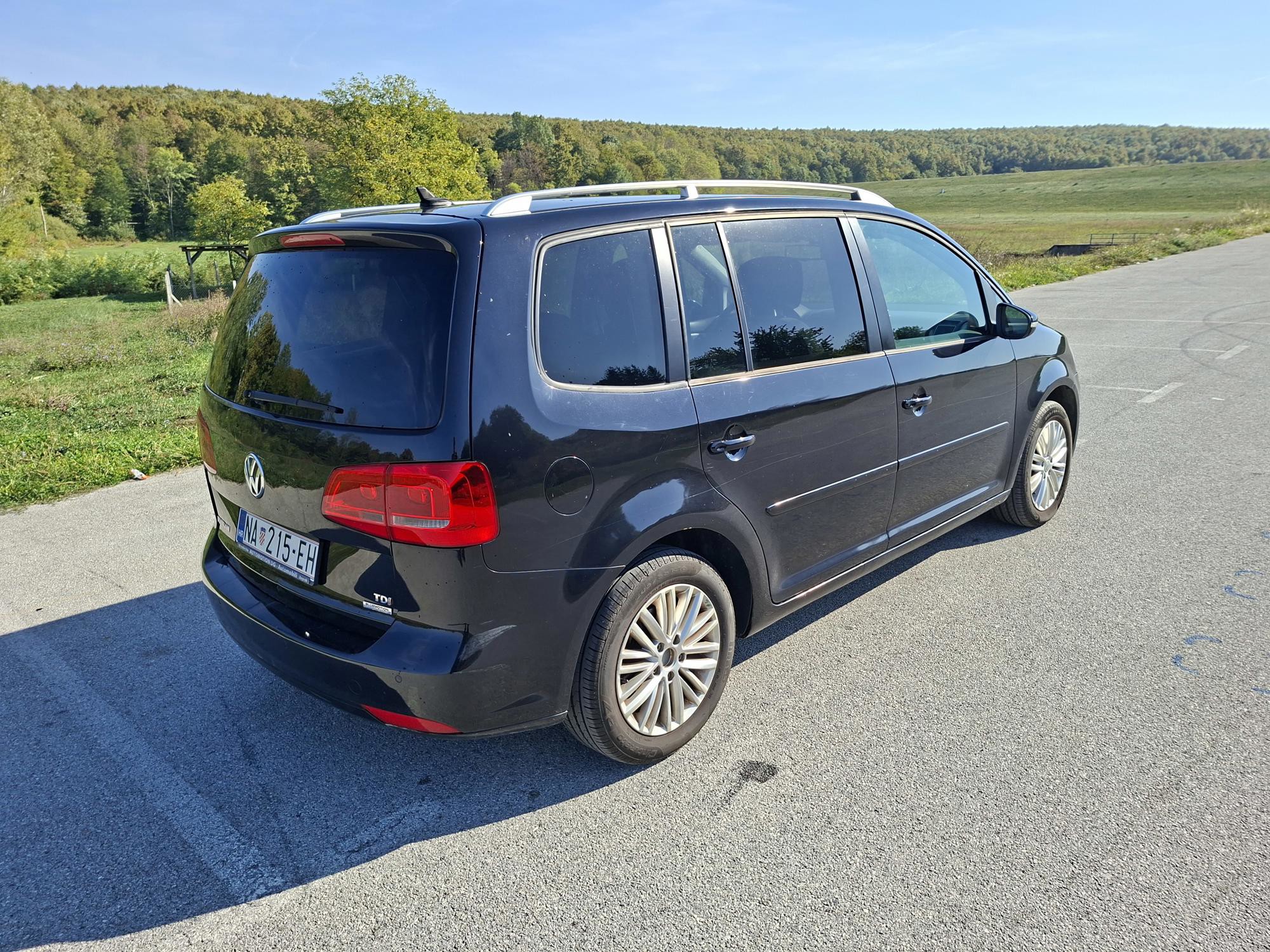 Volkswagen Touran 2014. god, 7 sjedala, automatska klima, cup oprema,nove gume,07.27 reg., fotografija 6